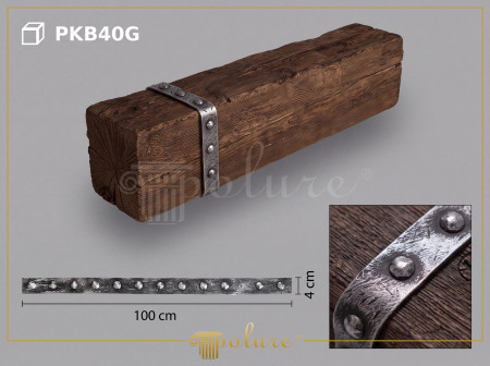 Tavan rustic cu grinzi decorative din poliuretan imitație lemn și perete placat cu profile buștean.