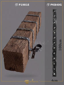 Tavan rustic cu grinzi decorative din poliuretan imitație lemn și perete placat cu profile buștean.