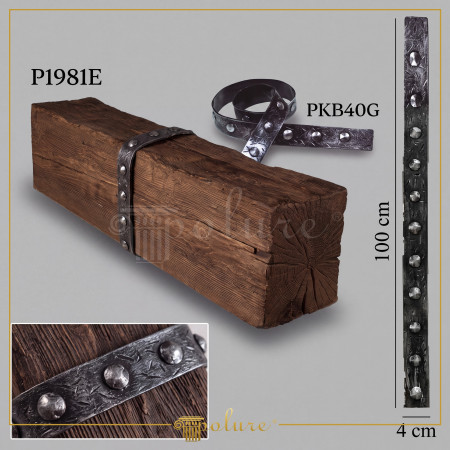 Tavan rustic cu grinzi decorative din poliuretan imitație lemn și perete placat cu profile buștean.