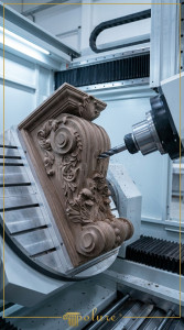 Modele de console și corbeli din poliuretan alb pe rafturi de sticlă pentru decorarea fațadelor clasice.