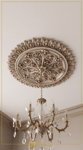 Rozetă tavan din poliuretan P641 decorată cu foiță de aur și motive florale sculptate în relief.