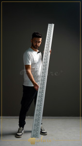 Perete clasic decorat cu șemineu din poliuretan P8403, baghete P85008 și ornamente de colț aurite simetrice.