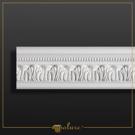 Perete clasic decorat cu șemineu din poliuretan P8403, baghete P85008 și ornamente de colț aurite simetrice.