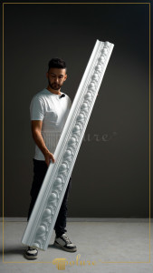 Decor din poliuretan pe stâlp cu ornamente aurii P8088, cornișe P81142 și rame P82015 în sală de nunți