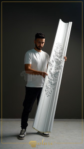 Decor interior clasic în sală de festivități cu pilatri din poliuretan P5020, arcadă P14D40 și coloane albe cu foiță aurie.