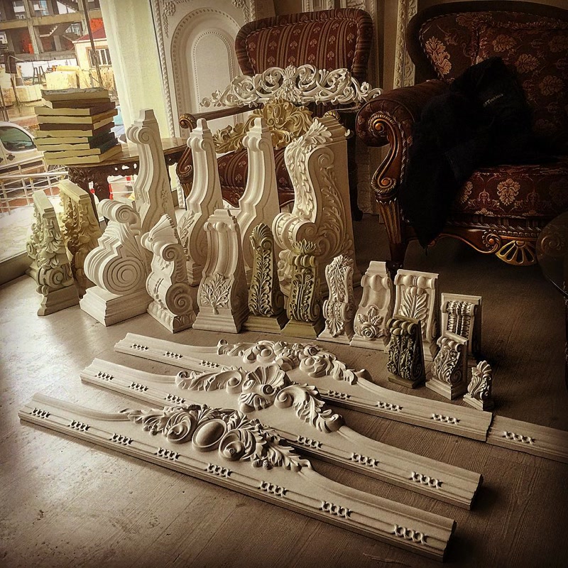 Elemente Decorative din Poliuretan Modelație și Console Consola din poliuretan de înaltă densitate este un element arhitectural structural-decorativ utilizat pentru susținerea vizuală sau tehnică a ancadramentelor, glafurilor și cornișelor. În amenajările interioare și exterioare, aceste profile fabricate cu o densitate de aproximativ 150-220 kg/m³ (țintă ~160 kg/m³) oferă o rezistență mecanică ridicată și o stabilitate dimensională impecabilă în timp. Spre deosebire de ipsosul tradițional, poliuretanul nu crapă la variațiile de temperatură cuprinse între -100 °C / +80 °C și prezintă o rată de absorbție a apei sub 1%.

Gama prezentată include modele variate de console poliuretanice (coduri precum P6002, P6003, P6006, P6011, P6039, P6043, P9916) și frontoane decorative (P215, P215A, P215B). Montajul acestor elemente masive necesită o pregătire riguroasă a suprafeței suport, care trebuie să fie curată, degresată și lipsită de praf. Fixarea se realizează combinat: prin lipire structurală cu adeziv poliuretanic special pentru îmbinări și mecanic, utilizând dibluri sau șuruburi autofiletante pentru piesele cu proiecție mare.

După fixarea fermă și uscarea adezivului (aproximativ 24 de ore), îmbinările dintre elementele din poliuretan și perete se finisează cu un chit acrilic elastic. Suprafața finisată se șlefuiește ușor cu o hârtie abrazivă cu granulație fină de 220 pentru a obține o tranziție invizibilă. Ulterior, elementele din poliuretan pot fi vopsite cu orice tip de vopsea pe bază de apă (acrilică, lavabilă, latex) sau vopsele pe bază de solvent, după aplicarea unui grund adecvat.

Utilizarea elementelor decorative din poliuretan simplifică semnificativ procesul de renovare și construcție, eliminând încărcarea structurală suplimentară a pereților datorită greutății reduse a materialului. Rezistența totală la umiditate permite instalarea consolelor și frontoanelor atât în spații interioare cu umiditate ridicată, cât și pe fațade exterioare expuse intemperiilor. Astfel, echipele de montaj obțin un finisaj clasic impecabil cu un timp de execuție redus cu până la 50% față de metodele clasice din ipsos sau beton.