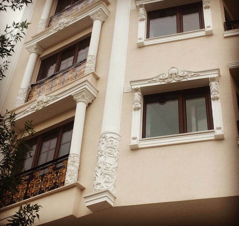 Montaj Profiluri Fațadă  Ghid de montaj pentru profiluri de fațadă din poliuretan: pregătirea suportului, trasare, debitare la unghi, lipire cu adeziv poliuretanic și fini