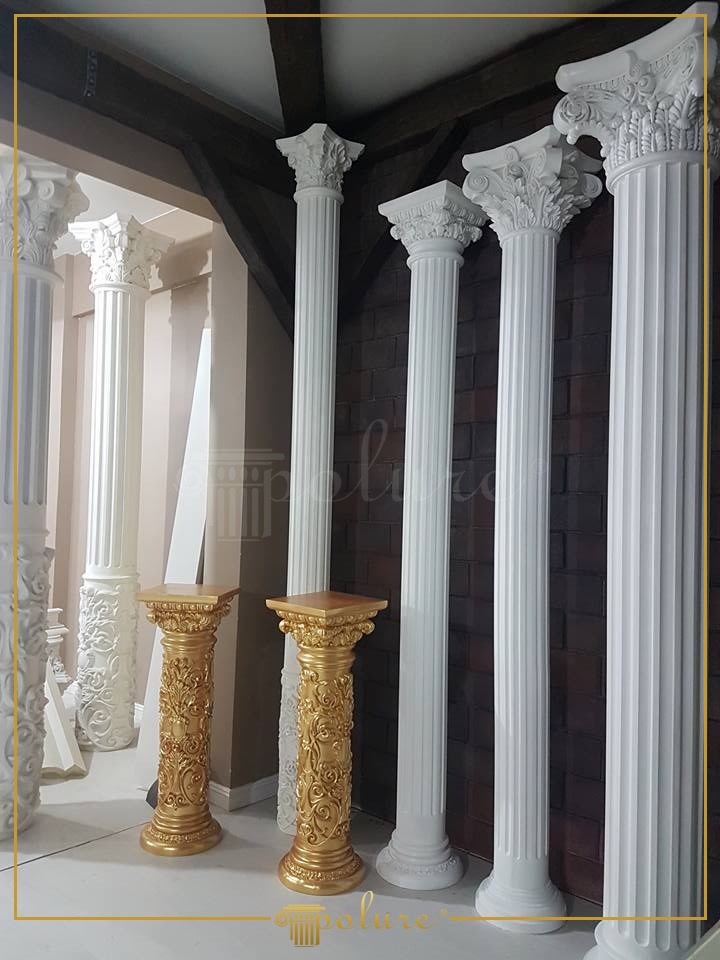 Coloane Decorative din Poliuretan și Capiteluri Clasice Coloanele din poliuretan reprezintă elemente arhitecturale decorative fabricate din spumă poliuretanică de înaltă densitate, având o valoare tipică cuprinsă între 150-220 kg/m³ (țintă ~160 kg/m³) și 150-220 kg/m³ (țintă ~160 kg/m³), concepute pentru placarea stâlpilor structurali sau pentru crearea de accente geometrice verticale în proiectele de amenajare interioară. Aceste componente modulare permit integrarea rapidă pe șantier, oferind o rezistență mecanică excelentă și o stabilitate dimensională ridicată în timp. Datorită structurii cu celule închise, rata de absorbție a apei este de sub 1%, ceea ce previne deformarea sau fisurarea materialului în spații cu umiditate variabilă.

Sistemul de montaj pentru modelele de coloane P5520, P5540, P5820, P5830, P5840 și P5920C implică asamblarea din jumătăți de coajă sau profile tubulare, fixate mecanic și lipite cu adeziv poliuretanic de înaltă rigiditate. Pentru realizarea îmbinărilor invizibile între capitel, trunchiul canelat și bază, este necesară aplicarea unui adeziv special pentru îmbinări la îmbinările de linie, urmată de o șlefuire fină utilizând hârtie abrazivă cu granulație de 220. Suprafața amorsată din fabrică permite o aderență optimă a chitului de finisaj și o pregătire facilă înainte de vopsire.

Proprietățile fizico-mecanice ale poliuretanului dens asigură o comportare excelentă în medii cu temperaturi operaționale cuprinse între -100 °C / +80 °C. Spre deosebire de ipsosul tradițional, care este casant și greu de manevrat, aceste elemente au o greutate redusă, diminuând considerabil sarcina suplimentară pe structura clădirii și simplificând manipularea pe verticală. Suprafața poate fi finisată direct cu vopsele pe bază de apă, emailuri sau acoperiri speciale metalizate, cum sunt patinele aurii aplicate pe pedestalele decorative din gama tehnică.

Utilizarea elementelor din poliuretan în proiectele comerciale sau rezidențiale optimizează timpul de execuție cu peste 50% comparativ cu stucaturile clasice din ciment sau gips. Precizia dimensională a fiecărui element P5920C sau P5820 garantează alinieri perfecte pe verticală fără abateri de toleranță. Sistemul modular oferă contractorilor și echipelor de finisaj o soluție durabilă, ușor de debitat cu ferăstrăul de mână sau circular și simplu de remediat în caz de ajustări pe poziție.