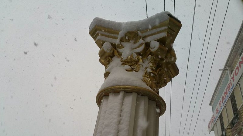 Capitel Poliuretan Exterior pentru Stâlpi Decorativi Flatați Capitelul din poliuretan de înaltă densitate este un element arhitectural decorativ destinat finisării superioare a coloanelor decorative pe fațadele exterioare. Spre deosebire de betonul amprentat sau ipsosul tradițional, poliuretanul rigid cu o densitate de 150-220 kg/m³ (țintă ~160 kg/m³) oferă o stabilitate dimensională excelentă și o rezistență termică la variații extreme de temperatură cuprinse între -100 °C / +80 °C. Această proprietate elimină riscul de fisurare sau spargere cauzat de ciclurile succesive de îngheț-dezgheț, după cum se observă în condițiile de iarnă cu acumulare directă de zăpadă pe profil.
Sistemul de montaj al capitelului din poliuretan pe coloana canelată implică o metodă hibridă de fixare mecanică și adezivă. Fixarea structurală se realizează prin ancorare mecanică ascunsă direct în structura de sprijin, dublată de aplicarea unui adeziv poliuretanic monocomponent de înaltă aderență pe suprafețele de contact. Datorită ratei de absorbție a apei de sub 0,1%, umezeala provenită din topirea zăpezii nu pătrunde în interiorul materialului, prevenind delaminarea stratului de acoperire sau degradarea punctelor de îmbinare.
Procesul de finisare exterioară include aplicarea unui amorsaj acrilic de profunzime, urmat de acoperirea cu vopsea acrilică de exterior rezistentă la razele UV sau finisaje metalice speciale, cum este patina aurie. Masa proprie redusă a capitelului (de aproximaiv 3-5 kg în funcție de dimensiune) reduce semnificativ sarcina moartă transmisă structurii existente, permițând instalarea rapidă de către o echipă de 2 montatori, fără echipamente speciale de ridicare.
Pentru proiectele de renovare sau construcție nouă, utilizarea capitelurilor și coloanelor din poliuretan reprezintă o soluție eficientă din punct de vedere al costurilor de punere în operă și întreținere pe termen lung. Compatibilitatea totală cu sistemele de termoizolație din polistiren sau vată minerală face ca aceste profile decorative să poată fi integrate fără punți termice în anvelopa clădirii.