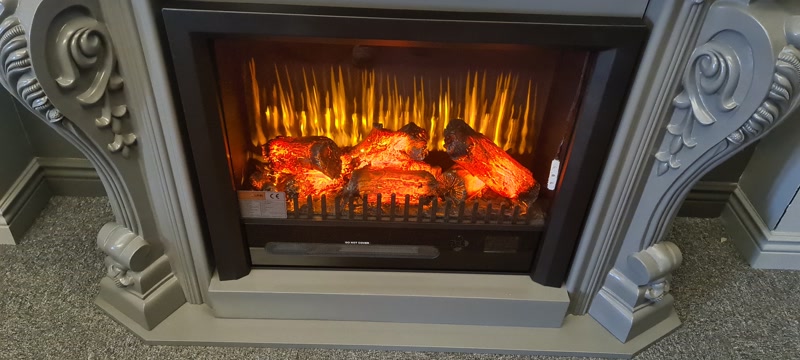 Poliuretan Șemineu  Șemineu decorativ din poliuretan turnat: relief clar, greutate mică, clasificare B2 greu inflamabil și montaj fără lucrări de zidărie.