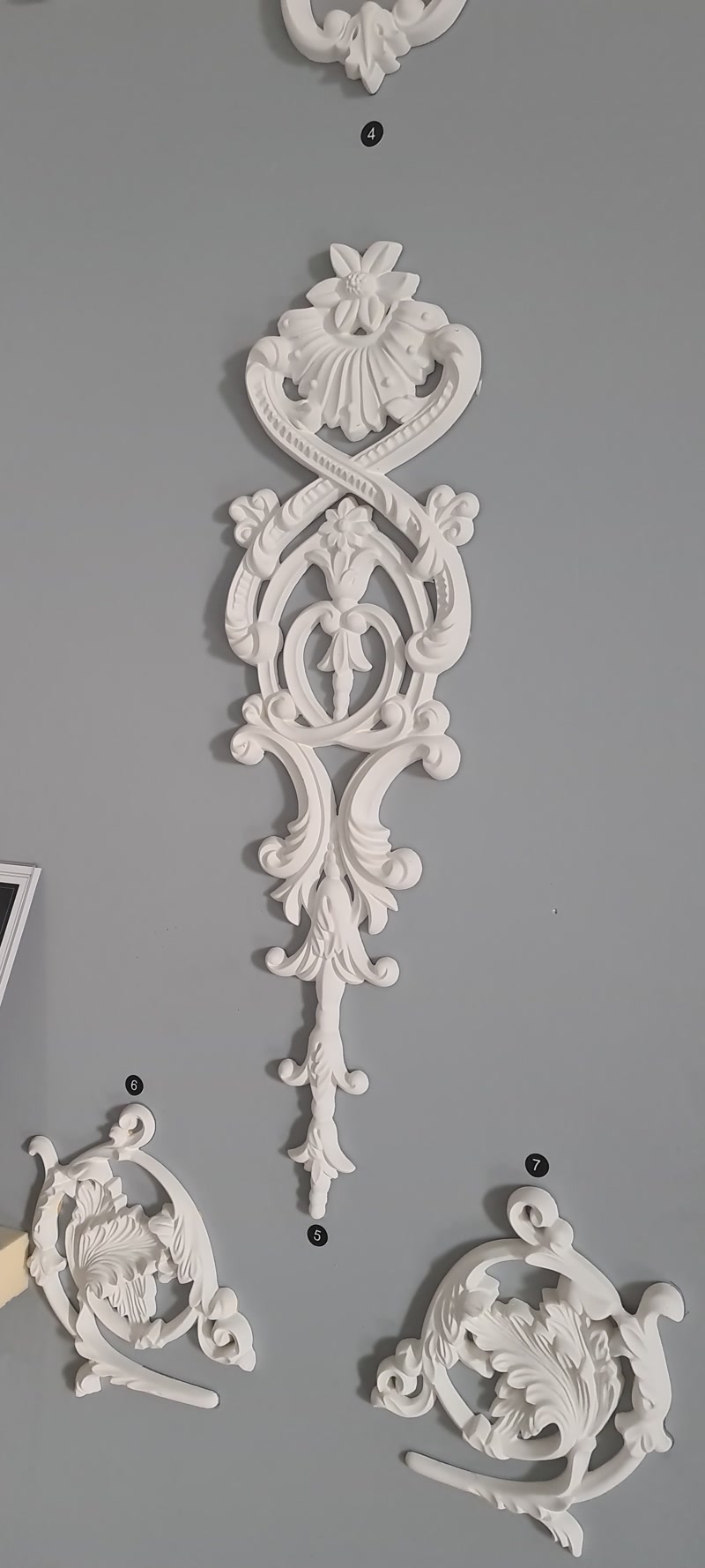Rozetă din Poliuretan P721 pentru Decorarea Tavanului Rozetă din poliuretan P721 finisată în nuanțe de albastru pastel și detaliu auriu aplicat manual pentru tavan.