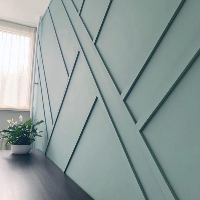 Nișă Decorativă din Poliuretan pentru Perete Model P09 Nișă decorativă din poliuretan alb cu elemente sculptate în formă de scoică, montată pe un perete gri mat.