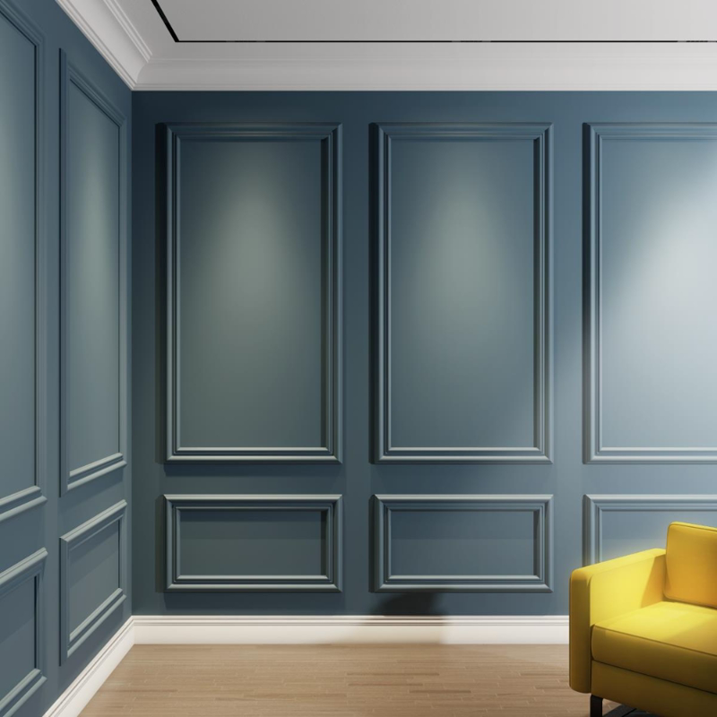 Profil Poliuretan P85036 Pentru Placări Decorative Perete Bagheta din poliuretan P85036 este un element de profilaj arhitectural utilizat pentru realizarea casetajelor decorative de perete în proiecte rezidențiale și comerciale. Cu o densitate mecanică crescută de peste 150-220 kg/m³ (țintă ~160 kg/m³), acest profil oferă o stabilitate structurală superioară comparativ cu metodele clasice din ipsos sau MDF. Materialul polimeric prezintă o rezistență termică în intervalul -100 °C / +80 °C, prevenind deformările sau fisurile din cauza variațiilor de temperatură din încăpere. Absorbția de apă de sub 1% face ca profilul P85036 să fie complet impermeabil, permițând spălarea și utilizarea fără riscuri în spații cu umiditate ridicată.

Montajul sistemului de profilarie din poliuretan P85036 necesită respectarea unor pași tehnici riguroși pentru a asigura aderența și durabilitatea în timp. Tăierea elementelor se execută la un unghi precis de 45 de grade folosind un ferăstrău mecanic cu pânză fină pentru polimeri. Îmbinarea profilelor se realizează cu adeziv structural poliuretanic de îmbinare, aplicat continuu în rostul de 1-2 mm lăsat între segmente pentru dilatare tehnică. Fixarea pe perete se face prin lipire directă cu adeziv de montaj pe bază de polimeri, garantând o ancorare fermă fără a fi necesară prinderea mecanică prin dibluri.

Etapa de finisaj al cadrelor din poliuretan P85036 implică șlefuirea îmbinărilor după uscarea completă a adezivului, utilizând o hârtie abrazivă cu granulație de 220. Profilul vine pre-amorsat din fabrică cu un strat alb pe bază de apă, pregătit pentru aplicarea vopselelor lavabile acrilice, poliuretanice sau alchidice. În proiectul prezentat, suprafețele formate din profilele P85036 au fost vopsite integrat în nuanță albastru ardezie, creând un efect de monobloc vizual cu peretele suport. Vopsirea unitară protejează îmbinările și conferă o suprafață continuă fără îmbinări vizibile.

Alegerea profilului din poliuretan P85036 în defavoarea MDF-ului sau a ipsosului aduce avantaje majore în șantier prin reducerea timpului de executare cu până la 40%. Profilul poliuretanic este ușor de manipulat, nu produce praf toxic la tăiere și rezistă excelent la impacturi mecanice accidentale la nivelul peretelui. Datorită structurii celulare închise, poliuretanul nu suferă modificări dimensionale la fluctuațiile de umiditate, menținând geometria perfectă a casetelor rectangulare pe toată durata de vida a amenajării.