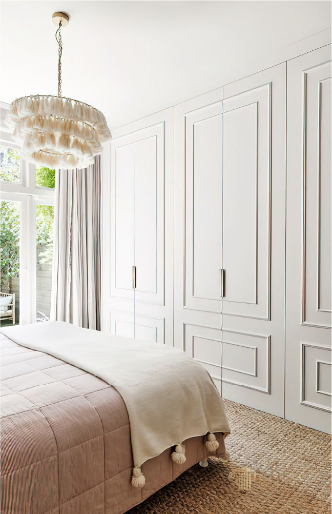 Poliuretan Profile Baghete P85002 și P85008 pe Uși Dulap Aplicarea profilelor din poliuretan pe fronturile de mobilier reprezintă o tehnică avansată de personalizare a ușilor de dulap realizate din MDF sau PAL. Utilizarea profilelor precum P85002 și P85008 permite crearea unor casete decorative uniforme, adăugând adâncime vizuală structurilor verticale fără a îngreuna balamalele. Materialul din poliuretan de înaltă densitate, având valori specifice între 150-220 kg/m³ (țintă ~160 kg/m³), garantează o rezistență ridicată la impact și o stabilitate dimensională excelentă la variații de temperatură cuprinse între -100 °C / +80 °C. Spre deosebire de profilele tradiționale din lemn, cele din poliuretan nu crapă și nu se deformează în timp din cauza umidității.

Procesul de montaj al baghetelor P85002 și P85008 pe ușile de dulap necesită o pregătire minuțioasă a suprafeței suport. Se recomandă matuirea ușoară a panoului de MDF cu hârtie abrazivă de granulație 240 pentru a asigura o aderență optimă a adezivului polimeric structural. Tăierea la unghi de 45 de grade a profilelor se execută cu pânze fin dințate, iar îmbinările dintre baghete se realizează folosind adeziv special pentru rosturi poliuretanice. Absorbția de apă a acestui material este sub 1%, ceea ce împiedică umflarea sau modificarea geometriei casetelor decorative după finisare.

După fixarea mecanico-chimică a profilelor pe suprafața ușii, rosturile și eventualele imperfecțiuni se chituesc cu un chit acrilic fin, urmat de o șlefuire ușoară. Sistemul de finisare include aplicarea unui primer de aderență, urmat de două straturi de vopsea poliuretanică sau acrilică pe bază de apă. Deoarece profilele P85002 și P85008 vin presărate din fabrică cu o amorsă albă mată, suprafața este pregătită pentru o acoperire rapidă și omogenă. Masa redusă a profilelor poliuretanice nu încarcă mecanic structura balamalelor sau a ghidajelor culisante, prelungind durata de viață a feroneriei.

În comparație cu fresarea directă a MDF-ului sau utilizarea baghetelor din lemn masiv, soluția de profilare cu poliuretan oferă o economie semnificativă de timp de execuție și o precizie milimetrică a muchiilor. Tehnologia de turnare asigură că fiecare baghetă are dimensiuni identice pe toată lungimea sa, eliminând abaterile de debitare. Pentru firmele de amenajări interioare și meșterii montatori, utilizarea profilelor P85002 și P85008 pe dulapurile din dormitor garantează un rezultat tehnic curat, ușor de întreținut și rezistent la utilizarea zilnică intensă.