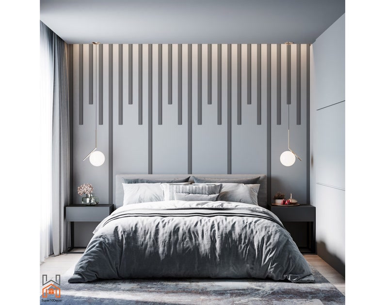 Montaj Profil Riflaj Poliuretan P851350 în Dormitor Modern Profilele din poliuretan P851350 reprezintă soluții tehnice ideale pentru realizarea riflajelor decorative verticale pe peretele de accent din dormitor. Datorită densității înalte de peste 150-220 kg/m³ (țintă ~160 kg/m³), acest material polimeric oferă o stabilitate dimensională superioară în comparație cu lemnul clasic sau panourile din MDF. În proiectele de amenajare interioară unde se urmărește un ritm geometric discontinuu, liniile verticale din poliuretan creează un joc vizual de adâncime fără a supraîncărca structura peretelui. Absorbind vibrațiile și rezistând la impact mecanic moderat, profilul P851350 devine alegerea preferată a montatorilor profesioniști pentru spațiile rezidențiale moderne.

Procesul de montaj al elementelor din poliuretan P851350 necesită o pregătire atentă a suportului și utilizarea adezivilor structurali pe bază de polimeri MS. Spre deosebire de profilele din ipsos sau lemn, polimerul de înaltă densitate are o rată de absorbție a apei de sub 1%, ceea ce previne deformările cauzate de variațiile de umiditate din încăpere. Fixarea pe perete se efectuează prin aplicarea adezivului în linie continuă pe spatele profilului, urmată de o presare fermă. Pentru îmbinările dintre profile, se recomandă utilizarea unui adeziv special de sudură chimică, eliminând riscul apariției fisurilor la îmbinări în timp.

Finisarea suprafețelor din poliuretan se realizează facil datorită stratului primar de grund aplicat din fabrică. După întărirea adezivului de montaj în intervalul tehnic de 24 ore, zonele de îmbinare se șlefuiesc ușor cu hârtie abrazivă cu granulație de 220 pentru a obține o suprafață perfect netedă. Ulterior, peretele și profilele P851350 pot fi vopsite direct cu vopsele lavabile pe bază de apă, acrilice sau poliuretanice, fără a fi necesară o amorsare suplimentară. Această flexibilitate permite integrarea facilă în palete cromatice monocrome, precum nuanțele de gri satinat sau antrasit specifice stilului contemporan.

Rezistența la variații termice cuprinse între -100 °C / +80 °C asigură durabilitatea pe termen lung a decorului fără riscul de alungire sau contractare materială. În plus, greutatea redusă a profilului P851350 simplifică operarea pe șantier și reduce sarcina structurală asupra pereților din gips-carton. Pentru echipele de execuție și firmele de recondiționări, utilizarea poliuretanului de înaltă densitate garantează un randament crescut al manoperei și un rezultat estetic impecabil, rezistent la uzură cotidiană.