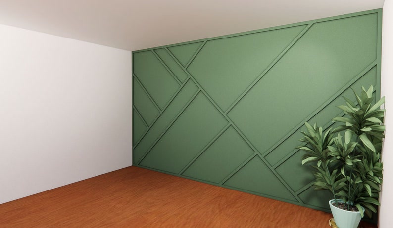 Profile Poliuretan P851350 pentru Perete Geometric Decorativ Realizarea unui perete accent cu relief geometric prin profile poliuretan P851350 necesită o pregătire meticuloasă a suprafeței suport și o trasare precisă a unghiurilor de tăiere. Poliuretanul de înaltă densitate de aproximativ 150-220 kg/m³ (țintă ~160 kg/m³) oferă o stabilitate dimensională excelentă, având o rată de absorbție a apei sub 1%, ceea ce împiedică deformarea baghetelor în timp. Spre deosebire de profilele din lemn sau MDF, bagheta P851350 nu suferă modificări volumetrice majore la variații de temperatură cuprinse între -100 °C / +80 °C, fiind ideală pentru amenajări interioare durabile.

Pentru executarea modelelor diagonale complexe precum cel din imagine, echipele de montaj folosesc un ferăstrău de tăiat în unghi reglabil și un adeziv structural pe bază de poliuretan. Fiecare baghetă poliuretan P851350 este fixată pe peretele amorsat în prealabil, iar îmbinările la unghiuri atipice, frecvent între 30° și 60°, sunt rigidizate cu un adeziv special pentru îmbinări. După uscare, rosturile dintre profile și perete se etanșează cu un chit acrilic finisabil, urmat de o șlefuire ușoară cu hârtie abrazivă de granulație 240 pentru a garanta o tranziție invizibilă.

Suprafața profilelor din poliuretan vine pre-amorsată din fabrică cu un strat alb solubil în apă, fiind pregătită direct pentru aplicarea vopselei lavabile. În acest proiect, s-a aplicat un dublu strat de vopsea lavabilă mată în nuanță verde de salvie, acoperind uniform atât peretele, cât și baghetele P851350. Acest proces monocrom creează efecte umbrite dinamice fără a fi necesară o vopsire separată a ancadramentelor, reducând timpul de manoperă cu până la 30% comparativ cu finisajele bicolore.

Pentru meșteri și firme de renovare, utilizarea poliuretanului P851350 elimină riscul de fisurare la îmbinări datorită flexibilității structurale și masei reduse. Rezistența ridicată la impact mecanic și posibilitatea de a rectifica rapid micile imperfecțiuni ale peretelui fac din acest profil o soluție tehnică eficientă. Aspectul final oferă un relief clar definit, apreciat în proiectele moderne de design interior comercial sau rezidențial.