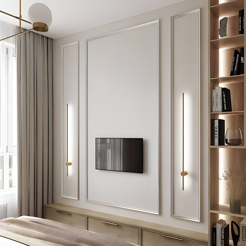 Decorațiuni Perete TV  Profile, casete și panouri din poliuretan pentru peretele TV: relief clar sub lumina LED, montaj ușor cu adeziv, mascare elegantă a cablurilor.