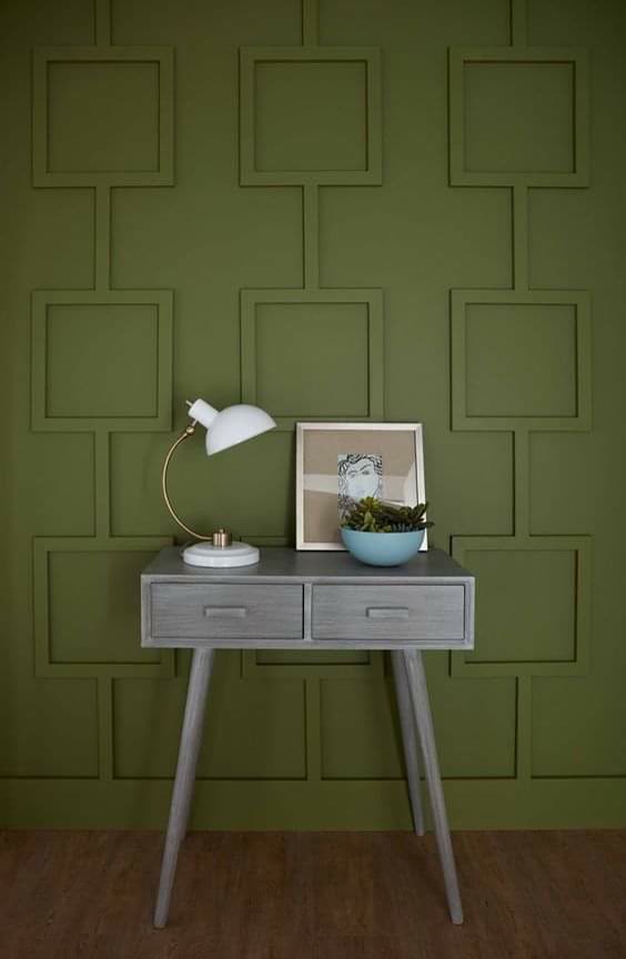 Profil Geometric din Poliuretan pentru Decorarea Peretelui Accent Profilul din poliuretan P851350 este un element decorativ de inalta densitate utilizat pentru crearea de casete geometrice si panouri tridimensionale pe peretii interiori. Aceasta solutie arhitecturala permite realizarea de retele modulare pe suprafete mari, asigurand o stabilitate dimensionala excelenta chiar si in medii cu umiditate variabila. Materialul are o densitate medie de 150-220 kg/m³ (țintă ~160 kg/m³), fiind mult mai rezistent la impact mecanic decat variantele clasice din polistiren. Datorita structurii sale celulare inchise, rata de absorbtie a apei este de sub 1%, ceea ce previne umflarea sau deformarea profilelor in timp.

Tehnica de montaj pentru acest model de perete decorativ necesita o planificare riguroasa a rastrului si trasarea precisa a axelor verticale si orizontale. Profilele din poliuretan se debiteaza la unghi de 45 de grade pentru colturile casetelor, utilizand un ferastrau manual cu dintatura fina sau un debitator mecanic cu viteza reglabila. Fixarea pe suportul din gips-carton sau tencuiala se realizaza utilizand un adeziv polimeric cu priza rapida, avand un consum mediu de circa 150 ml per metru liniar. Imbinarile dintre baghete se lipesc obligatoriu cu adeziv special pentru sudura la rece, prevenind aparitia fisurilor cauzate de micro-contractii.

Dupa fixarea si intarirea adezivului pe parcursul a 24 de ore, imbinarile si eventualele imperfectiuni se finiseaza prin slefuire cu hartie abraziva de granulatie 220. Suprafata profilului din poliuretan este pre-amorsata din fabrica cu un grund alb mat, fiind pregatita direct pentru aplicarea vopselelor lavabile pe baza de apa sau acrilice. Rezistenta termica a materialului variaza intre -100 °C / +80 °C, facand posibila montarea si in apropierea surselor moderate de caldura fara risc de degradare structurala. Aplicarea vopselei uniforme pe intreaga suprafata a peretelui, inclusiv pe profile, ofera un finisaj monocrom impecabil.

Spre deosebire de profilele traditionale din lemn sau MDF, poliuretanul nu sufera modificari volumetrice cauzate de uscarea lemnului si nu necesita prelucrari complexe la fata locului. Greutatea redusa de doar aproximativ 0.4 kg pe metru liniar simplifica procesul de instalare, reducand incarcarea pe structura peretelui. Aceasta optiune tehnica asigura un randament crescut la montaj pentru echipele de amenajari interioare si garanteaza o durabilitate de lunga durata in proiecte rezidentiale sau comerciale.