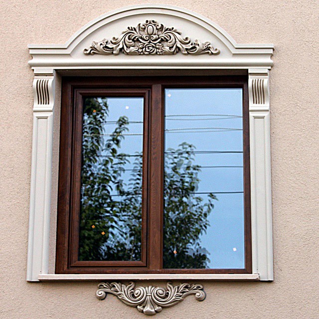 Coroane decorative din poliuretan P2833 pentru amenajări Elemente decorative din poliuretan P2833 vopsite în nuanță aurie metalizată stivuite pentru montaj clasic