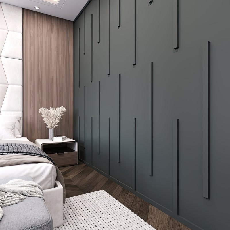 Perete Accent Modern  Pereți de accent moderni cu profile din poliuretan: linii echidistante, muchii precise, montaj cu adeziv poliuretanic și finisaj vopsit uniform.