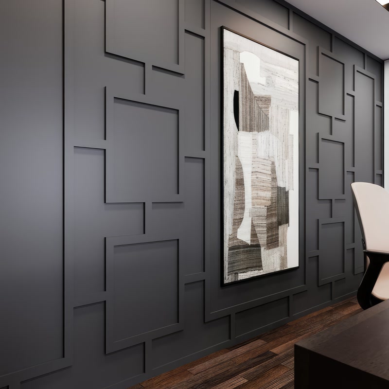 Profile Poliuretan P851350 pentru Placări Perete Geometrice Profilele din poliuretan P851350 reprezintă soluții tehnice avansate pentru realizarea panourilor decorative 3D pe suprafețe verticale în amenajările interioare moderne. Cu o densitate ridicată cuprinsă între 150 și 150-220 kg/m³ (țintă ~160 kg/m³), acest tip de profil decorativ oferă o rezistență mecanică superioară la impact și stabilitate dimensională excelentă în timp. Spre deosebire de profilele clasice din MDF sau lemn, spuma rigidă de poliuretan nu absoarbe umiditatea, având un coeficient de absorbție a apei sub 1%, ceea ce previne dilatarea sau fisurarea la îmbinări. Structura geometrică din imagine utilizează profile din poliuretan P851350 dispuse în carouri și cadre suprapuse, creând o rețea decorativă tridimensională pe un fundal finisat în nuanțe închise de gri antracit.

Montajul profesionist al profilelor din poliuretan P851350 pe un perete accent necesită o pregătire atentă a suportului și aplicarea unor tehnici precise de fixare. Suprafața peretelui trebuie să fie curată, uscată și nivelată, aplicându-se o amorsă adecvată înainte de trasarea rețelei geometrice. Pentru lipire se utilizează un adeziv poliuretanic sau acrilic structural cu un strat continuu de 2-3 mm pe spatele profilului, asigurând o aderență imediată și durabilă. Tăierea profilelor poliuretanice la unghiuri de 45 sau 90 de grade se execută cu un ferăstrău de miter cu lamă fină, obținându-se îmbinări colțuroase fără bavuri.

Îmbinările dintre profilele din poliuretan P851350 se etanșează cu un chit special de rosturi pe bază de polimeri, urmat de o șlefuire fină cu hârtie abrazivă de granulație 220 pentru a obține o tranziție invizibilă. Datorită suprafeței pre-amorsate din fabrică, materialul din poliuretan permite aplicarea directă a vopselelor lavabile pe bază de apă, acrilice sau poliuretanice. Rezistența termică a materialului între -100 °C / +80 °C garantează păstrarea integrității structurale chiar și în apropierea surselor de căldură sau sub acțiunea sistemelor de iluminat integrat. Vopsirea într-o singură culoare închisă a întregului ansamblu amplifică profunzimea vizuală și evidențiază umbrele purtate de muluri.

Utilizarea profilelor decorative din poliuretan P851350 oferă un avantaj net în comparație cu variantele din gips sau lemn datorită greutății reduse și ușurinței de manevrare pe șantier. Materialul poliuretanic nu generează praf masiv la tăiere și nu necesită timpi lungi de uscare, optimizând considerabil durata de execuție a proiectului de amenajare. Rezistența ridicată la substanțe chimice casnice și posibilitatea de reîmprospătare periodică prin revopsire fac din profilele poliuretanice o investiție pe termen lung pentru spații de birouri, săli de ședințe sau zone rezidențiale. Durabilitatea structurii asigură păstrarea liniilor geometrice fără riscul de deformare cauzat de variațiile de temperatură sau umiditate.