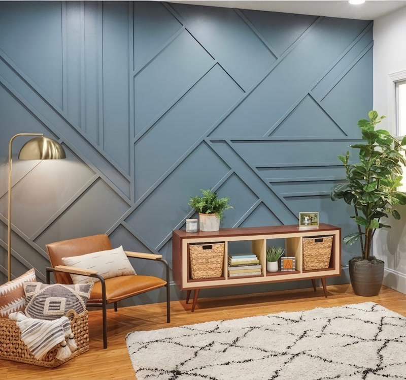 Profil Poliuretan P851350 Pentru Decorativ Geometric Perete Profilul din poliuretan P851350 reprezintă o soluție tehnică avansată pentru crearea filtrelor și modelelor geometrice pe pereții de accent din spațiile rezidențiale sau comerciale. Fabricat din poliuretan de înaltă densitate de aproximativ 150-220 kg/m³ (țintă ~160 kg/m³), acest element decorativ oferă rezistență mecanică sporită la impact și o stabilitate dimensională excelentă în timp. Spre deosebire de profilele clasice din lemn sau MDF, poliuretanul nu suferă modificări structurale din cauza variațiilor de umiditate și poate fi instalat în medii cu temperaturi între -100 °C / +80 °C fără risc de deformare sau fisurare.

Procesul de montaj al modelului geometric asimetric necesită o planificare riguroasă și trasarea exactă a axelor pe suprafața peretelui. Debitarea profilului P851350 se realizează la unghiuri specifice utilizând un ferăstrău manual cu pânză fină sau un ferăstrău circular cu turație reglabilă. Lipirea profilelor din poliuretan pe tencuială sau gips-carton se efectuează cu un adeziv structural pe bază de polimeri, aplicat în linie continuă pe spatele baghetei. La îmbinările de colț și capăt, se recomandă utilizarea unui adeziv special pentru rosturi care previne apariția microfisurilor în timp.

După uscarea completă a adezivului, eventualele mici spații la nivelul îmbinărilor unghiulare se finisează cu un chit acrilic elastic și se șlefuiesc ușor cu hârtie abrazivă de granulație 220-240. Absorbția de apă de sub 1% a materialului asigură o aderență optimă pentru vopselele lavabile pe bază de apă sau acrilice. Vopsirea ulterioară a peretelui și a profilelor din poliuretan P851350 în nuanțe mate precum albastru antracit creează o suprafață omogenă, mascând complet liniile de lipire și oferind un efect vizual tridimensional de lungă durată.

Pentru echipele de montaj și firmele de amenajări interioare, utilizarea profilelor din poliuretan reduce semnificativ timpul de execuție comparativ cu stucaturile din ghips tradiționale sau panourile grele din lemn. Greutatea redusă a baghetelor simplifică manipularea pe șantier, iar flexibilitatea controlată a materialului permite preluarea micilor denivelări ale suportului fără solicitări mecanice suplimentare. Această tehnologie de decorare oferă o rentabilitate ridicată și garanția unui finisaj curat, durabil și ușor de întreținut.