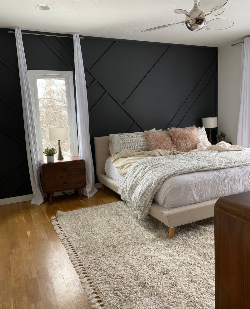 Poliuretan Baghetă Perete cu Design Geometric Asimetric Profilul din poliuretan P851350 este un element decorativ de înaltă densitate, de aproximativ 150-220 kg/m³ (țintă ~160 kg/m³), utilizat pentru crearea structurilor geometrice de accent pe pereții interiori. În proiectele de amenajare din spațiile rezidențiale, precum dormitoarele moderne, montajul profilului P851350 în unghiuri diagonale asimetrice rupe monotonia suprafețelor plane și oferă un volum tridimensional deosebit. Materialul rezistă excelent la fluctuațiile de temperatură între -100 °C / +80 °C, asigurând stabilitate dimensională pe termen lung fără riscul de deformare sau fisurare la îmbinări.

Execuția tehnică a unui perete decorativ de accent necesită o pregătire riguroasă a suportului și măsurători precise înainte de fixare. Profilul din poliuretan P851350 se taie la unghiuri variabile, frecvent la 45 sau 30 de grade, utilizând un ferăstrău mecanic cu pânză fină pentru a obține îmbinări impecabile între liniile diagonale. Lipirea se realizează cu un adeziv hibrid pe bază de polimeri, aplicat pe spatele profilului, iar pentru îmbinările dintre baghete se folosește un adeziv special de sudură chimică, prevenind apariția crăpăturilor în timp.

Datorită structurii celulare închise și unei rate de absorbție a apei sub 1%, poliuretanul dur este net superior alternativelor clasice din lemn sau MDF. Spre deosebire de MDF, care se poate umfla în condiții de umiditate și necesită șlefuiri repetate, bagheta P851350 vine pre-amorsată din fabrică, pregătită pentru aplicarea vopselelor lavabile pe bază de apă sau acrilice. Suprafața netedă permite o acoperire uniformă în doar 2 straturi de vopsea mată sau satinată, chiar și în cazul nuanțelor închise precum negru sau gri antracit.

Procesul de finisare implică umplerea eventualelor mici rosturi cu un chit acrilic elastic și șlefuirea ușoară cu hârtie abrazivă de granulație 240. Rezultatul final oferă o durabilitate mecanică ridicată și o mentenanță facilă, peretele putând fi curățat ușor cu o lavetă umedă. Pentru echipele de montaj și constructorii, utilizarea profilelor din poliuretan P851350 reduce timpul de instalare cu până la 40% comparativ cu stucaturile tradiționale din ipsos sau confecțiile complexe din lemn.