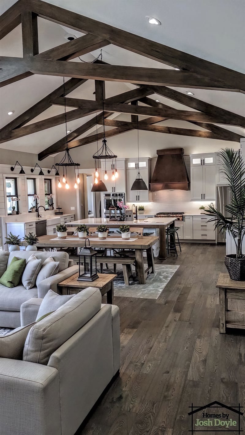 Grinzi Poliuretan Decorative Pentru Tavan Inalt Rustic Sistemele de grinzi din poliuretan de înaltă densitate reprezintă soluții tehnice ideale pentru decorarea plafoanelor înalte cu șarpantă vizibilă, fără a adăuga o greutate structurală suplimentară clădirii. În acest spațiu deschis cu tavan în două ape, structura decorativă folosește profile P1981D pentru grinzile principale de susținere și profilele P1981E, P1981F, P1981G și P1981K pentru zăbrelele secundare. Densitatea poliuretanului rigid utilizat este cuprinsă între 180 și 150-220 kg/m³ (țintă ~160 kg/m³), ceea ce oferă o rezistență mecanică ridicată și o stabilitate dimensională excelentă în timp. Spre deosebire de lemnul masiv, acest material nu crapă, nu se deformează sub influența variațiilor de umiditate și menține un aspect rustic autentic de stejar învechit.

Montajul structurii de grinzi decorative pe tavanul din gips-carton se realizează prin fixare mecanică combinată cu adeziv poliuretanic de înaltă aderență. Grinzile cu profil U cav la interior permit mascarea completă a cablurilor electrice și a elementelor de fixare din oțel, menținând un finisaj curat. Profilele din seria P1981 sunt ancorate de structura de rezistență a tavanului prin conșipuri din lemn sau bride metalice dispuse la o distanță de 60-80 cm. Datorită masei reduse, procesul de instalare este considerabil simplificat, eliminând necesitatea echipamentelor grele de ridicare și reducând timpii de manoperă pe șantier.

Din punct de vedere al performanței materialului, poliuretanul prezintă un coeficient de absorbție a apei de sub 1%, fiind imun la atacul mucegaiului, al cariilor de lemn sau al insectelor xilofage. Rezistența termică a profilelor permite utilizarea lor în plaja de temperatură cuprinsă între -100 °C / +80 °C, făcându-le adecvate pentru spații cu iluminat integrat sau tavane expuse diferențelor de temperatură. Îmbinările dintre grinzi (profilele P1981D și P1981K) sunt mascate cu benzi decorative ce imită bridele metalice forjate, asigurând continuitatea vizuală a structurii rustice de fermă modernă.

Aspectul vizual al grinzilor din poliuretan redă cu fidelitate textura, nodurile și fibrele lemnului natural maturat. Suprafața profilelor este pregătită din fabrică cu un strat de grund rezistent, permițând aplicarea ulterioară a lazurilor sau patinelor pe bază de apă pentru obținerea nuanței dorite. Alegerea grinzilor sintetice pentru tavane de mare înălțime asigură un raport optim între eficiența de instalare, siguranța structurii și durabilitatea pe termen lung fără întreținere periodică.