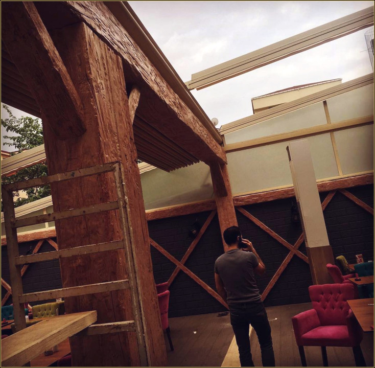 Poliuretan în Stil Rustic pentru Decor Interior: Idei de Design și Modele pentru Spații Comerciale <p>
<article>
<h1>Poliuretan în Stil Rustic pentru Decor Interior: Idei de Design și Modele pentru Spații Comerciale</h1>
<p>În designul interior al spațiilor comerciale, combinarea funcționalității cu estetica devine o prioritate. Poliuretanul, datorită versatilității și durabilității sale, oferă o soluție excelentă pentru crearea unui decor cu stil rustic, adăugând o notă de căldură și confort.</p>
<section>
<h2>Idei de Design cu Poliuretan pentru Spații Comerciale</h2>
<p>Utilizarea poliuretanului în designul spațiilor comerciale permite realizarea unor finisaje care imită materiale naturale precum lemnul, piatra sau cărămida. Aceste finisaje pot fi aplicate pe pereți, plafoane sau chiar mobilier, oferind un aspect autentic rustic.</p>
<ul>
<li><strong>Perete Accent:</strong> Un perete decorat cu plăci de poliuretan care imită lemnul vechi sau piatra naturală poate deveni punctul focal al oricărui spațiu comercial.</li>
<li><strong>Plafon cu Aspect de Grinzi de Lemn:</strong> Folosirea poliuretanului pentru a crea un plafon cu aspect de grinzi de lemn adaugă profunzime și caracter spațiului.</li>
<li><strong>Mobilier Personalizat:</strong> Elemente de mobilier din poliuretan cu finisaje rustice pot completa perfect decorul, fiind în același timp rezistente și ușor de întreținut.</li>
</ul>
</section>
<section>
<h2>Modele de Poliuretan pentru un Decor Rustic</h2>
<p>Pe piață există o varietate de modele de poliuretan care pot fi folosite pentru a adăuga un stil rustic decorului interior al spațiilor comerciale:</p>
<ul>
<li><strong>Piatra și Cărămida:</strong> Modelele care imită piatra și cărămida adaugă textură și profunzime, fiind ideale pentru crearea unui fundal impresionant.</li>
<li><strong>Lemnul:</strong> Plăcile de poliuretan care imită diferite tipuri de lemn, de la cel vechi și uzat la cel mai rafinat, pot fi folosite pentru a adăuga căldură oricărui spațiu.</li>
<li><strong>Elemente Decorative:</strong> Coroane, rozete și alte elemente decorative din poliuretan pot fi adăugate pentru a îmbogăți decorul și a-i oferi un aspect unic.</li>
</ul>
</section>
<section>
<h2>Concluzie</h2>
<p>Adoptarea poliuretanului în stil rustic pentru decorul interior al spațiilor comerciale oferă o soluție versatilă și durabilă, care adaugă valoare estetică și confort. Prin alegerea modelelor potrivite și implementarea ideilor de design creative, spațiile comerciale pot deveni mai primitoare și mai atractive pentru clienți.</p>
</section>
</article>
</p><br><hr></hr>