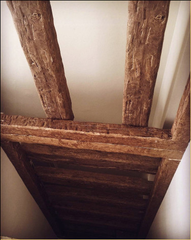 Poliuretan Rustic Home Decor: Idei Impresionante pentru Decorul Interior în Stil Rustic - Modele, Design și Exemple de Decoratiuni <p>
<article>
<h1>Poliuretan Rustic Home Decor: Idei Impresionante pentru Decorul Interior în Stil Rustic</h1>
<section>
<h2>Introducere</h2>
<p>Decorul rustic adaugă căldură și caracter oricărui spațiu interior, transformându-l într-un refugiu confortabil și primitor. Utilizarea poliuretanului în decorul rustic oferă o abordare modernă și durabilă, menținând în același timp farmecul tradițional. Acest articol explorează diverse idei, modele și exemple de decorațiuni rustice din poliuretan, care pot inspira orice iubitor de design interior să creeze un spațiu unic și personalizat.</p>
</section>
<section>
<h2>Modele și Design</h2>
<p>Elementele decorative din poliuretan pot lua numeroase forme și dimensiuni, de la grinzi false care imită lemnul vechi, până la ornamente de perete și cadre de ferestre stilizate. Acestea sunt ușoare, ușor de instalat și rezistente la factori de mediu, fiind o alternativă practică la materialele tradiționale.</p>
</section>
<section>
<h2>Exemple de Decoratiuni</h2>
<ul>
<li><strong>Grinzi din Poliuretan:</strong> Adăugați profunzime și caracter livingului sau bucătăriei cu grinzi din poliuretan care imită lemnul natural.</li>
<li><strong>Console și Coroane Decorative:</strong> Încadrați ușile și ferestrele cu console și coroane decorative din poliuretan pentru a adăuga un accent sofisticat spațiului dumneavoastră.</li>
<li><strong>Plăci Decorative de Perete:</strong> Utilizați plăci decorative de perete pentru a crea un punct focal în orice cameră, oferind textură și profunzime pereților simpli.</li>
</ul>
</section>
<section>
<h2>Idei de Implementare</h2>
<p>Pentru a integra decorul rustic din poliuretan în casa dumneavoastră, începeți cu un element focal și construiți în jurul lui. Poate fi o grinză de tavan în sufragerie sau un set de console decorative în hol. Complementați aceste elemente mari cu detalii mai mici, cum ar fi rame de oglinzi sau plăci decorative, pentru a uni întregul design.</p>
</section>
<section>
<h2>Concluzie</h2>
<p>Decorul rustic din poliuretan este o modalitate excelentă de a adăuga textură, căldură și personalitate oricărui spațiu interior. Cu o varietate de modele și elemente decorative disponibile, puteți crea ușor un interior rustic care este atât estetic, cât și funcțional. Începeți să vă imaginați și să proiectați spațiul rustic ideal cu ajutorul poliuretanului.</p>
</section>
</article>
</p><br><hr></hr>