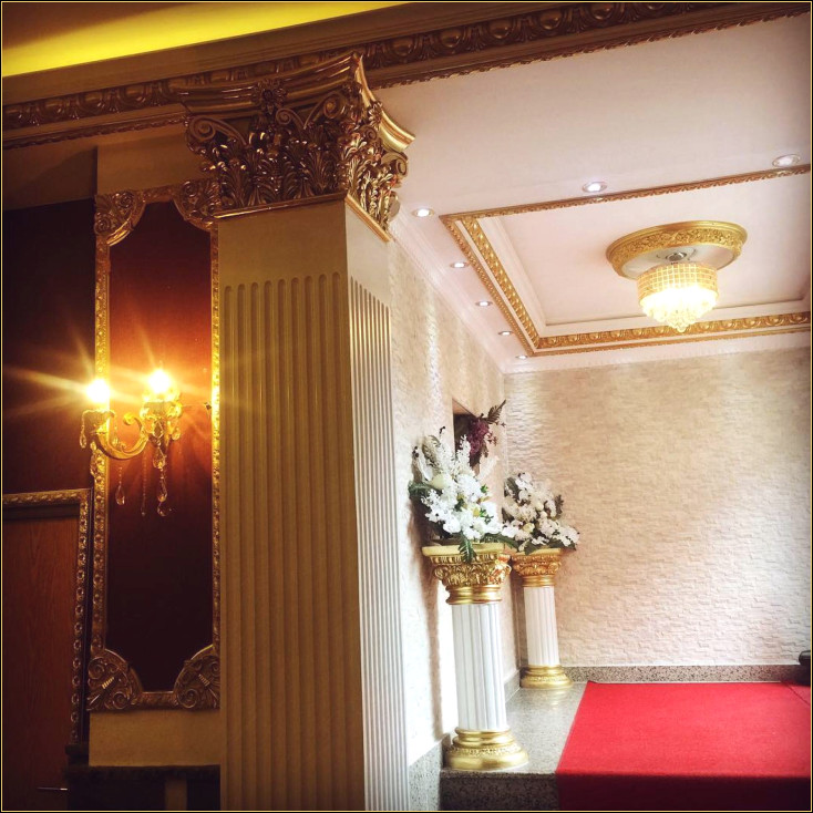 Poliuretan Decor Interior pentru Săli de Nuntă - Idei de Design Clasic și Modele de Decorațiuni pentru Săli de Nuntă <p>

    <article>
        <h1>Idei de Design Clasic și Modele de Decorațiuni pentru Săli de Nuntă</h1>
        <p>Decorul interior al sălilor de nuntă este un aspect esențial care contribuie la crearea atmosferei magice dorite pentru o zi atât de specială. Utilizarea poliuretanului în decorarea interioară a sălilor de nuntă oferă o varietate de opțiuni stilistice, de la designuri clasice până la cele mai moderne abordări. Acest material versatil permite crearea unor decorațiuni detaliate și sofisticate, care pot transforma orice spațiu într-un loc de basm.</p>
        <section>
            <h2>Design Clasic</h2>
            <p>Designul clasic pentru sălile de nuntă pune accent pe eleganță și rafinament. Elementele decorative din poliuretan, cum ar fi coloanele ornamentale, cornișele elaborate și panourile decorative, pot adăuga un aer de nobilime și lux. Aceste decorații pot fi vopsite în culori pastelate sau aurii pentru a accentua și mai mult senzația de fast și opulență.</p>
        </section>
        <section>
            <h2>Modele de Decorațiuni</h2>
            <p>Modelele de decorațiuni din poliuretan pentru săli de nuntă includ o varietate largă de elemente, de la rame decorative pentru oglinzi și tablouri, până la rozete pentru tavan și borduri ornamentale pentru pereți. Aceste elemente pot fi combinate în diverse moduri pentru a crea un decor unic și personalizat. De asemenea, poliuretanul este ușor de vopsit, ceea ce înseamnă că decorațiunile pot fi adaptate pentru a se potrivi cu orice schemă de culori.</p>
        </section>
        <section>
            <h2>Beneficiile Poliuretanului</h2>
            <p>Poliuretanul oferă multe avantaje în decorarea interioară a sălilor de nuntă. Este un material ușor, ceea ce facilitează instalarea rapidă și simplă a decorațiunilor. De asemenea, este extrem de durabil și rezistent la deteriorări, asigurând că decorațiunile vor arăta impecabil pe parcursul întregului eveniment. Mai mult, poliuretanul poate imita aspectul materialelor naturale precum lemnul sau piatra, oferind o alternativă cost-eficientă fără a compromite aspectul estetic.</p>
        </section>
        <p>În concluzie, utilizarea poliuretanului în decorul interior al sălilor de nuntă deschide un univers de posibilități pentru cuplurile care își doresc o ceremonie de neuitat. De la designuri clasice, până la decorațiuni personalizate, poliuretanul oferă o soluție versatilă și practică pentru a crea atmosfera perfectă pentru ziua cea mare.</p>
    </article>

</p><br><hr></hr>