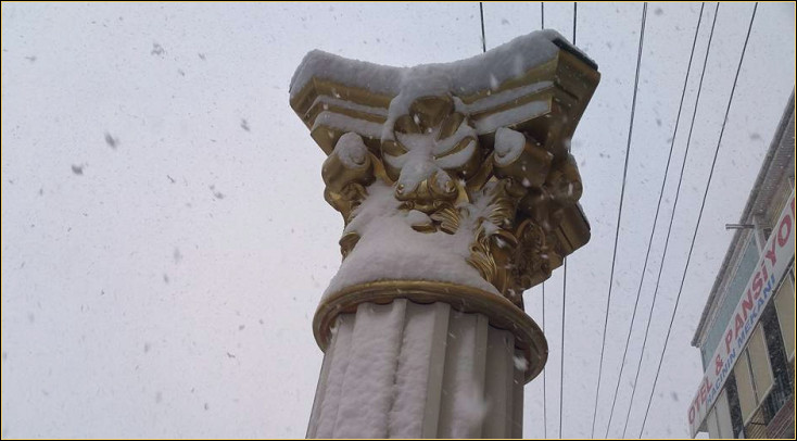 Poliuretan: Colțoane Artificiale Ușoare și Durabile - Modele Clasice de Exterior pentru Decor și Inspirație în Design <p>
<article>
<h1>Poliuretan: Colțoane Artificiale Ușoare și Durabile - Modele Clasice de Exterior pentru Decor și Inspirație în Design</h1>
<p>În lumea designului și decorului exterior, inovația și durabilitatea se întâlnesc adesea în materialele utilizate. Unul dintre aceste materiale inovatoare este poliuretanul, cunoscut pentru ușurința și durabilitatea sa remarcabilă. Colțoanele artificiale realizate din poliuretan reprezintă o soluție excelentă pentru cei care caută să adauge un strop de eleganță și clasicism spațiilor exterioare, fără a compromite pe termen lung durabilitatea sau ușurința de întreținere.</p>
<h2>Avantajele Colțoanelor din Poliuretan</h2>
<p>Colțoanele din poliuretan oferă mai multe avantaje semnificative în comparație cu materialele tradiționale, cum ar fi lemnul sau piatra. Principalele beneficii includ:</p>
<ul>
<li><strong>Ușurință:</strong> Sunt surprinzător de ușoare, ceea ce le face ușor de transportat și instalat.</li>
<li><strong>Durabilitate:</strong> Rezistă la condiții meteorologice extreme, nu putrezesc și nu se deteriorează în timp.</li>
<li><strong>Întreținere minimă:</strong> Nu necesită vopsire frecventă sau alte forme de întreținere regulată.</li>
<li><strong>Versatilitate în design:</strong> Pot fi create într-o varietate de stiluri și modele, de la cele clasice la moderne, adaptându-se ușor oricărui design exterior.</li>
</ul>
<h2>Inspirație în Design</h2>
<p>Pentru cei interesați de adăugarea unui element clasic și elegant decorului exterior, colțoanele din poliuretan oferă o varietate de opțiuni. Fie că este vorba de un portic grandios, un pavilion în grădină sau simpla încadrare a unei intrări, aceste colțoane pot transforma orice spațiu. Modelele variază de la simplu canelate, inspirate din arhitectura greco-romană, la modele mai elaborate, cu ornamente și detalii complexe.</p>
<p>Integrarea colțoanelor din poliuretan în designul exterior nu doar că adaugă un nivel de sofisticare și stil, dar asigură și o soluție pe termen lung, datorită durabilității și ușurinței de întreținere a materialului. Este o alegere inteligentă pentru oricine dorește să combine frumusețea estetică cu practicitatea.</p>
</article>
</p><br><hr></hr>