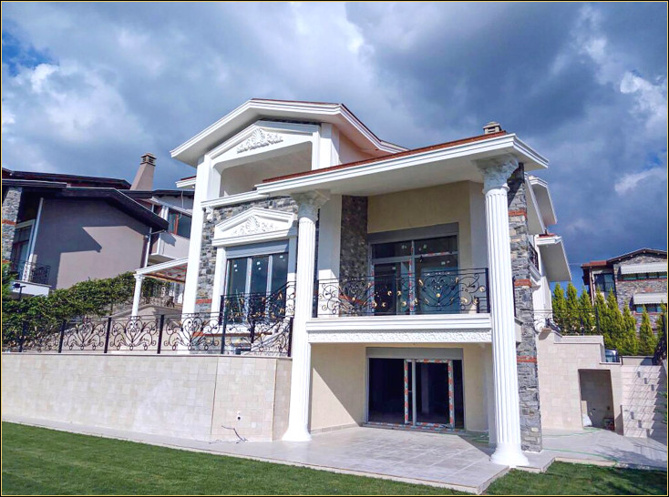 Poliuretan Villa Dış Cephe Kaplama Klasik Villa Dekorasyon Örnekleri ve Tasarım Fikirleri

Romanian: Acoperire Exterioară din Poliuretan pentru Vile, Exemple de Decor Clasic și Idei de Design pentru Vile <p>

    <h1>Acoperire Exterioară din Poliuretan pentru Vile</h1>
    <p>Acoperirea exterioară din poliuretan reprezintă o soluție inovatoare și durabilă pentru protecția și estetica vilor. Acest material oferă o izolație excelentă, atât din punct de vedere termic, cât și fonic, contribuind la crearea unui mediu confortabil și eficient din punct de vedere energetic în interiorul vilei. De asemenea, poliuretanul este rezistent la factorii de mediu, cum ar fi umiditatea și variațiile de temperatură, asigurând o durabilitate îndelungată a finisajelor exterioare.</p>
    
    <h2>Exemple de Decor Clasic pentru Vile</h2>
    <p>Decorul clasic pentru vile pune accent pe eleganță, simetrie și detalii rafinate. Utilizarea acoperirii exterioare din poliuretan permite imitarea aspectelor tradiționale, cum ar fi sculpturile în piatră sau lemn, cornișele și coloanele, oferind în același timp beneficiile unui material modern. Culorile neutre, precum bejul, cremul sau alb, sunt adesea folosite pentru a sublinia frumusețea arhitecturală a vilei.</p>
    
    <h2>Idei de Design pentru Vile</h2>
    <p>Pentru a personaliza și a aduce un plus de caracter vilei dumneavoastră, puteți opta pentru diverse finisaje și texturi ale acoperirii din poliuretan. De exemplu, un aspect de piatră naturală sau de cărămidă poate adăuga un aer rustic, în timp ce un finisaj neted și lucios va conferi o notă modernă. Integrarea elementelor decorative, cum ar fi ferestrele cu ancadramente elaborate sau ușile din lemn masiv cu detalii din fier forjat, poate completa armonios designul exterior.</p>
    
    <p>Implementarea unei acoperiri exterioare din poliuretan pe vila dumneavoastră nu numai că îmbunătățește aspectul estetic, dar contribuie și la creșterea valorii proprietății. Este o investiție care combină frumusețea tradițională cu eficiența și durabilitatea modernă.</p>
    
    <footer>
        <p>Pentru mai multe informații și inspirație despre decorul clasic și idei de design pentru vile, nu ezitați să consultați alte resurse și profesioniști în domeniu.</p>
    </footer>

</p><br><hr></hr>