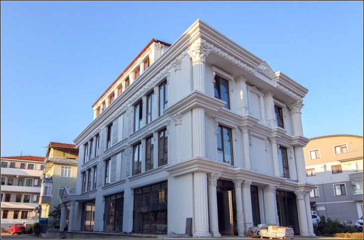 Poliuretan Otel Dış Cephe Süslemeleri - Klasik ve Modern Dış Dekorasyon Fikirleri, Tasarımları ve Modelleri <p>
<article>
<h1>Poliuretan Otel Dış Cephe Süslemeleri - Klasik ve Modern Dış Dekorasyon Fikirleri, Tasări și Modele</h1>
<p>Înfrumusețarea exterioară a hotelurilor cu ajutorul decorațiunilor din poliuretan reprezintă o abordare atât clasică, cât și modernă, care adaugă valoare și estetică clădirii. Poliuretanul, datorită versatilității și durabilității sale, oferă o gamă largă de opțiuni pentru decorarea exterioară a hotelurilor, de la elemente arhitecturale tradiționale la modele contemporane inovatoare.</p>
<h2>Idei de Decor Clasic</h2>
<p>Pentru un aspect clasic, decorațiunile din poliuretan pot include coloane, cornișe, rozete și capiteluri care adaugă un aer de eleganță și rafinament. Aceste elemente pot fi proiectate pentru a imita materiale tradiționale precum piatra sau lemnul, oferind în același timp avantajele unui material mai ușor și mai rezistent la intemperii.</p>
<h2>Idei de Decor Modern</h2>
<p>În cadrul abordărilor moderne, poliuretanul permite crearea de forme și linii curate, adesea caracterizate prin simplitate și minimalism. Elementele pot include panouri decorative, brize-soleil-uri și alte forme geometrice care contribuie la o fațadă dinamică și contemporană. Aceste decorațiuni nu numai că îmbunătățesc aspectul exterior, dar pot oferi și funcționalități suplimentare, cum ar fi îmbunătățirea eficienței energetice.</p>
<h2>Tehnici și Materiale</h2>
<p>Poliuretanul se distinge prin ușurința de modelare și capacitatea de a reproduce detalii fine, fiind ideal pentru crearea de decorațiuni complexe sau pentru replicarea aspectelor tradiționale. Materialul este, de asemenea, rezistent la umiditate, variații de temperatură și alți factori de mediu, ceea ce îl face o alegere durabilă pentru exterior.</p>
<h2>Concluzie</h2>
<p>Decorarea exterioară a hotelurilor cu poliuretan oferă o combinație între estetică și funcționalitate, adaptabilă atât pentru stiluri clasice, cât și pentru cele moderne. Acest material permite realizarea unor decorațiuni exterioare durabile, atractive și personalizate, care pot transforma orice clădire într-un punct de reper arhitectural.</p>
</article>
</p><br><hr></hr>