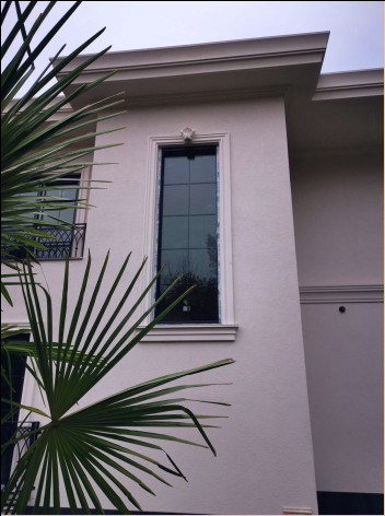 Poliuretan Stiluri de Fațadă și Profile Decorative pentru Vile de Lux - Modele de Decorațiuni Exterioare pentru Vile Moderne - Idei de Design și Exemple de Decor <p>

    <article>
        <h1>Poliuretan Stiluri de Fațadă și Profile Decorative pentru Vile de Lux</h1>
        <p>În designul exterior al vilor moderne, utilizarea <strong>profilurilor decorative din poliuretan</strong> pentru fațade reprezintă o alegere populară și eficientă. Aceste elemente nu doar că adaugă un plus de stil și eleganță clădirilor, dar oferă și avantaje practice considerabile.</p>
        
        <h2>Modele de Decorațiuni Exterioare pentru Vile Moderne</h2>
        <p>Decorurile exterioare din poliuretan pot lua numeroase forme și dimensiuni, adaptându-se perfect la orice stil arhitectural. De la cornișe, coloane, balustrade, până la ornamente pentru ferestre și uși, aceste elemente decorative adaugă un nivel de detaliu și rafinament care poate transforma orice vilă într-o operă de artă.</p>
        
        <h3>Idei de Design</h3>
        <ul>
            <li><strong>Stil Clasic:</strong> Pentru o vilă cu inspirație clasică, profilele decorative pot include elemente cu motive grecești sau romane, cornișe bogat ornamentate și coloane impunătoare.</li>
            <li><strong>Stil Modern:</strong> Pentru vilele cu un design modern, liniile curate și simplificate ale profilurilor decorative din poliuretan pot accentua estetica minimalistă, oferind în același timp un contrast interesant cu materialele tradiționale.</li>
            <li><strong>Stil Baroc:</strong> Pentru cei care doresc un exterior cu adevărat opulent, elementele decorative baroce, cu detalii elaborate și ornamente complexe, pot adăuga o notă de extravaganta și lux.</li>
        </ul>
        
        <h3>Exemple de Decor</h3>
        <p>Un exemplu impresionant de utilizare a profilurilor decorative din poliuretan în designul exterior este o vilă modernă care îmbină elemente clasice și contemporane. Fațada este îmbogățită cu cornișe elegante și coloane subtile, creând un echilibru vizual între vechi și nou.</p>
        
        <p>Alt exemplu este o vilă de lux în stil baroc, unde fațada este ornamentată cu profile decorative complexe, inclusiv rozete, frize și coloane sculptate, toate realizate din poliuretan de înaltă calitate, rezistent la intemperii și ușor de întreținut.</p>
        
        <p>În concluzie, utilizarea profilurilor decorative din poliuretan în designul fațadelor vilor de lux oferă o combinație ideală de estetică, durabilitate și versatilitate. Fie că preferați un stil clasic, modern sau baroc, aceste elemente decorative pot fi personalizate pentru a se potrivi perfect viziunii dumneavoastră, transformând orice clădire într-un simbol al rafinamentului și eleganței.</p>
    </article>

</p><br><hr></hr>