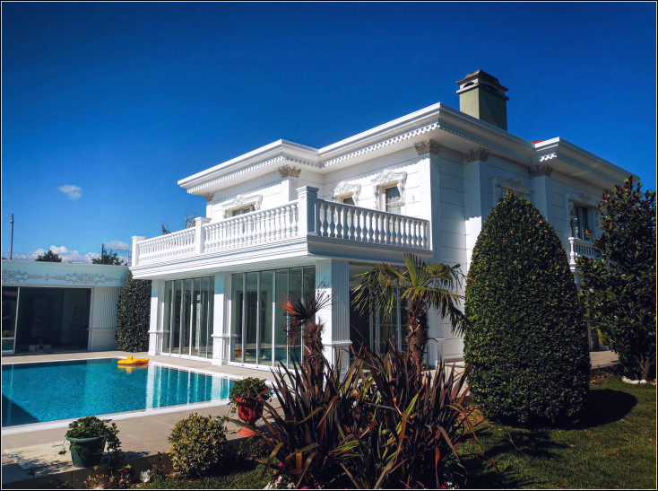 Poliuretan Spumă pentru Exterior: Idei Superbe pentru Decorația Clasică a Vilei - Modele, Design și Exemple de Decorații <p>

    <article>
        <h1>Poliuretan Spumă pentru Exterior: Idei Superbe pentru Decorația Clasică a Vilei</h1>
        <p>Poliuretanul spumă pentru exterior este o alegere populară pentru decorarea clasică a vilelor, oferind o varietate de modele și designuri care pot îmbunătăți estetica oricărei case. Acest material versatil nu numai că adaugă un aspect estetic plăcut, dar oferă și izolație termică și fonică, fiind totodată rezistent la condițiile meteorologice adverse.</p>
        
        <h2>Modele și Design</h2>
        <p>Există numeroase modele și designuri disponibile pentru poliuretanul spumă, de la ornamente clasice, cum ar fi coloane, coroane și rozete, până la modele mai moderne și minimaliste. Alegerea designului potrivit depinde de stilul arhitectural al vilei și de preferințele personale.</p>
        
        <h3>Exemple de Decorații</h3>
        <ul>
            <li><strong>Coloane și Pilastri:</strong> Adaugă un element arhitectural distinct și un suport vizual impresionant fațadei vilei.</li>
            <li><strong>Coroane și Cornișe:</strong> Îmbunătățesc linia acoperișului și a ferestrelor, adăugând profunzime și caracter fațadei.</li>
            <li><strong>Rozete și Ornamente:</strong> Pot fi utilizate pentru a accentua intrările și ferestrele, oferind un punct focal atrăgător.</li>
            <li><strong>Balustrade:</strong> Oferă eleganță și stil balcoanelor și teraselor, îmbunătățind aspectul exterior al vilei.</li>
        </ul>
        
        <p>Utilizarea poliuretanului spumă pentru exterior în decorarea clasică a vilei nu numai că adaugă valoare estetică proprietății, dar contribuie și la creșterea eficienței energetice. Este esențial să se aleagă un furnizor de încredere care oferă produse de înaltă calitate și servicii de instalare profesionale pentru a asigura durabilitatea și performanța pe termen lung a decorațiunilor exterioare.</p>
        
        <p>În concluzie, poliuretanul spumă pentru exterior reprezintă o soluție excelentă pentru îmbogățirea esteticii exterioare a vilei, oferind o combinație perfectă între funcționalitate și stil. Cu opțiunile variate de design și modele disponibile, proprietarii de vile pot crea un aspect exterior unic și personalizat, care să reflecte stilul și personalitatea lor.</p>
    </article>

</p><br><hr></hr>