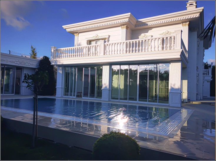 Poliuretan Söve Dekorasyonu: Dış Cephe Klasik Villa Tasarımları ve Fikirleri
Poliuretan Söve Decorațiuni: Designuri și Idei pentru Fațadele Clasice ale Vilă <p>
<article>
<h1>Poliuretan Söve Decorațiuni: Designuri și Idei pentru Fațadele Clasice ale Vilă</h1>
<p>Decorarea fațadelor clasice ale vilelor cu poliuretan söve a devenit o tendință populară în designul exterior. Această metodă nu numai că adaugă un aspect estetic plăcut, dar oferă și o protecție suplimentară structurii. Poliuretanul, datorită durabilității și flexibilității sale, permite crearea unor modele complexe și detaliate, care pot îmbunătăți orice design exterior clasic al unei vile.</p>
<h2>Idei de Design pentru Fațadele Clasice ale Vilă</h2>
<ul>
<li><strong>Elemente Arhitecturale Accentuate:</strong> Folosirea poliuretan söve pentru a accentua elemente arhitecturale, cum ar fi coloanele, cornișele și ferestrele, poate adăuga profunzime și caracter fațadei.</li>
<li><strong>Modele și Texturi Variate:</strong> Există o gamă largă de modele și texturi disponibile care pot fi adaptate pentru a se potrivi cu stilul clasic al vilei, de la modele baroce detaliate la linii mai simple și moderne.</li>
<li><strong>Combinarea cu Alte Materiale:</strong> Poliuretanul poate fi combinat cu alte materiale, cum ar fi piatra naturală sau cărămida, pentru a crea un contrast vizual interesant și pentru a îmbogăți textura fațadei.</li>
<li><strong>Accentuarea Intrării Principale:</strong> Crearea unui cadru decorativ în jurul ușii principale cu ajutorul poliuretan söve poate face ca intrarea să devină punctul focal al designului exterior.</li>
</ul>
<h2>Avantajele Utilizării Poliuretan Söve în Designul Exterior</h2>
<p>Utilizarea poliuretan söve în designul exterior al vilelor prezintă mai multe avantaje:</p>
<ul>
<li><strong>Rezistență la Condiții Meteorologice:</strong> Poliuretanul este rezistent la apă, umiditate și variații de temperatură, făcându-l ideal pentru utilizare în exterior.</li>
<li><strong>Ușor de Instalat:</strong> Datorită greutății reduse, elementele decorative din poliuretan sunt ușor de manipulat și instalat, reducând timpul și costurile de montaj.</li>
<li><strong>Mentenanță Redusă:</strong> Poliuretanul necesită întreținere minimă, fiind rezistent la ciuperci și dăunători, ceea ce îl face o opțiune durabilă pe termen lung.</li>
<li><strong>Versatilitate:</strong> Flexibilitatea materialului permite realizarea unor forme complexe și personalizate, oferind libertate deplină în design.</li>
</ul>
<p>În concluzie, poliuretan söve decorațiunile reprezintă o soluție excelentă pentru îmbunătățirea esteticii și durabilității fațadelor clasice ale vilelor. Prin combinarea elementelor tradiționale cu tehnologia modernă, proprietarii de vile pot crea fațade impresionante care să reziste în timp.</p>
</article>
</p><br><hr></hr>