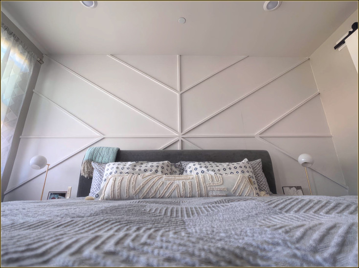 Modern Poliüretan Yatak Odası Duvar Dekorasyonu: Çıta Tasarımları ve Dekorasyon Fikirleri
Modern Poliuretan Decor pentru Pereții Dormitorului: Modele de Baghete și Idei de Decorare <p>
<article>
<h1>Decor Modern din Poliuretan pentru Pereții Dormitorului: Modele de Baghete și Idei de Decorare</h1>
<section>
<p>Dormitorul, fiind sanctuarul nostru personal, merită toată atenția noastră când vine vorba de decorare. În ultimii ani, poliuretanul a câștigat popularitate ca material de alegere pentru decorarea pereților datorită versatilității și durabilității sale. Acest material oferă o multitudine de opțiuni pentru a adăuga un aspect modern și sofisticat oricărui dormitor.</p>
</section>
<section>
<h2>De ce Poliuretan?</h2>
<p>Poliuretanul este apreciat pentru flexibilitatea sa, putând fi modelat într-o varietate de forme și modele, de la simple baghete decorative la ornamente complexe, permițându-vă să personalizați spațiul după bunul plac. Este, de asemenea, un material durabil, rezistent la apă și la majoritatea substanțelor chimice, ceea ce îl face ideal pentru utilizarea pe termen lung.</p>
</section>
<section>
<h2>Modele de Baghete din Poliuretan</h2>
<p>Există o gamă largă de modele de baghete din poliuretan disponibile pe piață, care pot servi la îmbunătățirea aspectului oricărui dormitor. De la modele simple, lineare, până la cele mai elaborate, cu motive florale sau geometrice, baghetele din poliuretan pot adăuga un accent de eleganță și rafinament.</p>
</section>
<section>
<h2>Idei de Decorare cu Poliuretan</h2>
<ul>
<li><strong>Plinte și Cornișe:</strong> Utilizarea plintelor și cornișelor din poliuretan poate crea un efect vizual puternic, definind spațiul și adăugând profunzime camerei.</li>
<li><strong>Panouri Decorative:</strong> Panourile decorative din poliuretan pot fi folosite pentru a adăuga textură și interes vizual pereților, oferindu-vă posibilitatea de a experimenta cu diferite modele și finisaje.</li>
<li><strong>Iluminare Indirectă:</strong> Baghetele din poliuretan pot fi folosite pentru a ascunde surse de iluminat indirectă, creând o atmosferă caldă și primitoare în dormitor.</li>
</ul>
</section>
<section>
<p>În concluzie, decorul modern din poliuretan pentru pereții dormitorului oferă o multitudine de posibilități pentru a personaliza și îmbunătăți aspectul spațiului. Fie că optați pentru baghete simple sau ornamente mai elaborate, poliuretanul este o alegere excelentă datorită flexibilității și durabilității sale.</p>
</section>
</article>
</p><br><hr></hr>