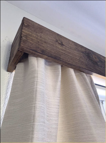 Poliuretan Rustic Draperii Modele - Detalii Elegante în Decorul Interior Rustic: Idei și Exemple de Design <p>
<h1>Poliuretan Rustic Draperii Modele - Detalii Elegante în Decorul Interior Rustic: Idei și Exemple de Design</h1>
<p>Decorul rustic a devenit din ce în ce mai popular în ultimii ani, fiind apreciat pentru căldura și confortul pe care le oferă oricărui spațiu. Elementele de bază ale acestui stil includ utilizarea lemnului, a pietrei, a elementelor naturale și a texturilor groase. În acest context, draperiile din poliuretan cu modele rustice reprezintă o alegere excelentă pentru a adăuga un strat suplimentar de textură și eleganță oricărui interior rustic.</p>
<h2>Idei de Design pentru Draperii Rustice din Poliuretan</h2>
<p>Draperiile din poliuretan cu aspect rustic pot fi folosite pentru a adăuga profunzime și caracter camerei. Iată câteva idei pentru a te inspira:</p>
<ul>
<li><strong>Imitații de Lemn:</strong> Alege modele de draperii din poliuretan care imită lemnul pentru a complementa mobilierul și alte elemente rustice din cameră.</li>
<li><strong>Texturi Groase:</strong> Caută draperii cu texturi groase, care adaugă un sentiment de căldură și confort.</li>
<li><strong>Motive Naturale:</strong> Modelele care prezintă motive naturale, cum ar fi frunzele sau peisajele forestiere, pot adăuga un element de frumusețe naturală.</li>
<li><strong>Culori Terestre:</strong> Folosește culori terestre, precum maro, verde sau bej, pentru a rămâne fidel esteticii rustice.</li>
</ul>
<h2>Exemple de Design cu Draperii Rustice din Poliuretan</h2>
<p>Implementarea draperiilor rustice din poliuretan poate fi realizată în mai multe moduri. Iată câteva exemple:</p>
<ul>
<li><strong>Living Rustic:</strong> Într-un living cu tematică rustică, draperiile din poliuretan pot fi combinate cu mobilier din lemn masiv și accesorii din fier forjat pentru a crea un spațiu primitor.</li>
<li><strong>Dormitor Cochet:</strong> Pentru un dormitor, draperiile rustice pot adăuga un strat de intimitate și confort, fiind în armonie cu lenjeria de pat din materiale naturale.</li>
<li><strong>Bucătărie de Țară:</strong> În bucătărie, draperiile din poliuretan cu motive rustice pot completa blaturile din piatră naturală și rafturile deschise din lemn.</li>
</ul>
<p>Adoptând draperii din poliuretan cu modele rustice, poți adăuga un accent de eleganță și unicitate decorului interior rustic. Acestea nu doar că îmbunătățesc aspectul estetic al camerei, dar oferă și funcționalitate, controlând cantitatea de lumină naturală și oferind intimitate.</p>
</p><br><hr></hr>