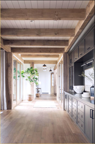 Rustic Kitchen Design: Elegance Through Polyurethane Details - Design și Exemple de Decorație pentru Bucătăria Rustică: Eleganță prin Detalii din Poliuretan <p>
<article>
<h1>Design și Exemple de Decorație pentru Bucătăria Rustică: Eleganță prin Detalii din Poliuretan</h1>
<p>Decorul rustic este adesea asociat cu căldura, confortul și farmecul tradițional. În designul unei bucătării rustice, materialele naturale precum lemnul, piatra și metalul sunt adesea în centrul atenției. Cu toate acestea, un material modern precum poliuretanul își găsește locul în acest decor, oferind o eleganță și o finisare deosebită detaliilor decorative.</p>
<h2>Cum să Integrezi Poliuretanul în Bucătăria Rustică</h2>
<p>Poliuretanul poate fi utilizat în diverse moduri într-o bucătărie rustică. De la coroane decorative la plinte, cadre pentru ferestre sau chiar panouri ornamentale, acest material oferă o versatilitate incredibilă. Datorită proprietăților sale, poliuretanul este rezistent la umiditate, schimbări de temperatură și dăunători, făcându-l ideal pentru bucătărie.</p>
<h3>Exemple de Aplicații</h3>
<ul>
<li><strong>Coroane decorative:</strong> Adaugă un element de sofisticare și finisaj de înaltă calitate la dulapurile din bucătărie.</li>
<li><strong>Plinte:</strong> Protejează pereții de lovituri și zgârieturi, adăugând în același timp un detaliu estetic plăcut.</li>
<li><strong>Cadre pentru ferestre:</strong> Crează un aspect finisat și îmbunătățit pentru ferestre, integrându-se perfect în tema rustică.</li>
<li><strong>Panouri ornamentale:</strong> Folosite pe pereți sau pe ușile dulapurilor, aceste panouri adaugă profunzime și caracter bucătăriei.</li>
</ul>
<h2>Avantajele Poliuretanului</h2>
<p>Poliuretanul nu numai că adaugă eleganță și stil designului bucătăriei rustice, dar vine și cu o serie de avantaje practice. Este ușor de curățat și întreținut, rezistent la majoritatea tipurilor de deteriorare și poate fi vopsit pentru a se potrivi oricărui decor. Mai mult, este o opțiune accesibilă, ceea ce îl face atractiv pentru proiectele de renovare cu buget limitat.</p>
<h2>Concluzie</h2>
<p>Integrarea poliuretanului în designul bucătăriei rustice oferă o combinație perfectă între tradițional și modern, aducând un plus de eleganță și rafinament. Prin utilizarea detaliilor din poliuretan, poți transforma o bucătărie obișnuită într-una cu adevărat remarcabilă, fără a compromite confortul și căldura care definesc stilul rustic.</p>
</article>
</p><br><hr></hr>