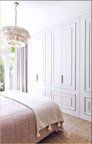 Modern Poliüretan Yatak Odası Dekorasyonu: Çıta Tasarımları ve Özel Dekor Fikirleri

Modern Decor pentru Dormitor din Poliuretan: Modele de Plinte și Idei de Decor Personalizat <p>

<article>
    <h1>Decor Modern pentru Dormitor din Poliuretan: Modele de Plinte și Idei de Decor Personalizat</h1>
    <p>Decorul modern al dormitorului a evoluat semnificativ în ultimii ani, iar utilizarea poliuretanului în designul interior a deschis noi orizonturi pentru creativitate și personalizare. Poliuretanul, datorită versatilității și durabilității sale, a devenit un material preferat pentru crearea unor elemente de decor unicat, inclusiv plinte și decorațiuni personalizate.</p>
    
    <h2>Modele de Plinte din Poliuretan</h2>
    <p>Plintele din poliuretan oferă o alternativă elegantă și modernă la cele tradiționale din lemn sau MDF. Disponibile într-o varietate de modele și finisaje, acestea pot adăuga un accent sofisticat oricărui spațiu. De la modele simple, cu linii curate, până la opțiuni mai elaborate, cu detalii ornamentale, plintele din poliuretan pot fi vopsite în orice culoare pentru a se potrivi sau a contrasta cu decorul existent al dormitorului.</p>
    
    <h2>Idei de Decor Personalizat</h2>
    <p>Utilizarea poliuretanului nu se limitează doar la plinte. Acest material versatil poate fi folosit pentru a crea o varietate de elemente decorative personalizate, care să aducă un plus de stil și personalitate dormitorului tău. Iată câteva idei:</p>
    <ul>
        <li><strong>Capete de pat</strong>: Un cap de pat din poliuretan, proiectat într-un stil unic sau cu detalii sculptate, poate servi ca punct focal al dormitorului.</li>
        <li><strong>Rame de oglindă</strong>: O oglindă cu o ramă ornamentală din poliuretan poate adăuga o notă de eleganță și spațialitate camerei.</li>
        <li><strong>Decorațiuni de perete</strong>: Elemente decorative de perete din poliuretan, cum ar fi panourile 3D, pot transforma complet aspectul unui dormitor, adăugând adâncime și interes vizual.</li>
        <li><strong>Iluminare</strong>: Corpuri de iluminat cu detalii din poliuretan pot completa decorul, oferindu-i un aspect coeziv și finisat.</li>
    </ul>
    <p>În concluzie, poliuretanul oferă o libertate incredibilă în designul interior al dormitorului, permițând crearea unui spațiu care reflectă personalitatea și gusturile proprietarului. Cu opțiunile sale variate de personalizare, de la plinte la elemente decorative unice, poliuretanul este o alegere excelentă pentru cei care doresc să aducă un suflu nou decorului lor.</p>
</article>

</p><br><hr></hr>