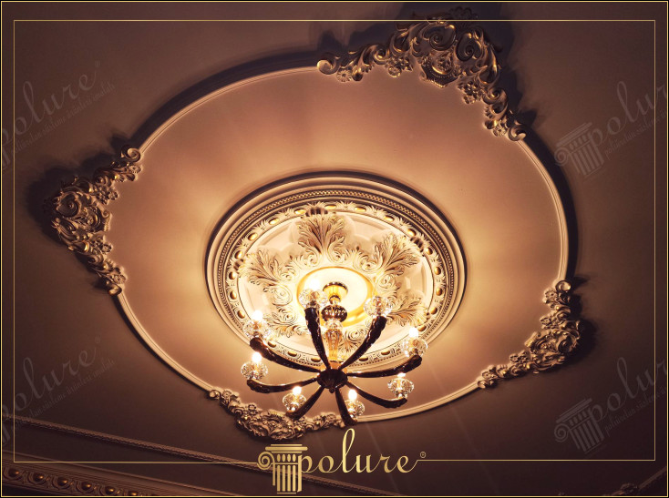 Decorare tavan living ornament poliuretan Decorul din poliuretan pentru decorarea tavanului livingului este modalitatea perfectă de a crea o atmosferă modernă și elegantă. Materialul poliuretanic se remarcă prin structura sa ușoară și durabilitate și oferă o soluție decorativă de lungă durată integritate estetică.