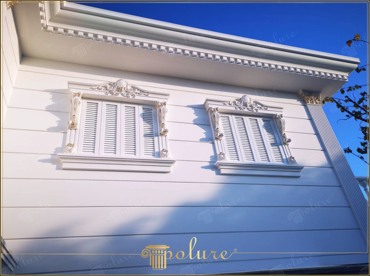 Coloană din poliuretan de artă clasică de fațadă și detalii decorative ale stâlpului Importanța decorațiunii exterioare în amenajările clasice de vile este de netăgăduit Coloanele din poliuretan, capitelurile de coloană corintică și stâlpii ferestrelor care dau un aspect estetic sunt elemente indispensabile ale acestui stil Vila din imagine prezintă elemente arhitecturale tradiționale cu o notă modernă În timp ce capitelurile de coloană în stil corint adaugă o autoritate elegantă arhitecturii, ferestrele detaliate evidențiază caracterul clădirii inspirați pe cei care caută idei clasice de decorare exterioară Pentru proprietarii de vile și arhitecți, aceste detalii constituie cele mai bune exemple de combinare a eleganței tradiționale cu tehnologia materialului modern.