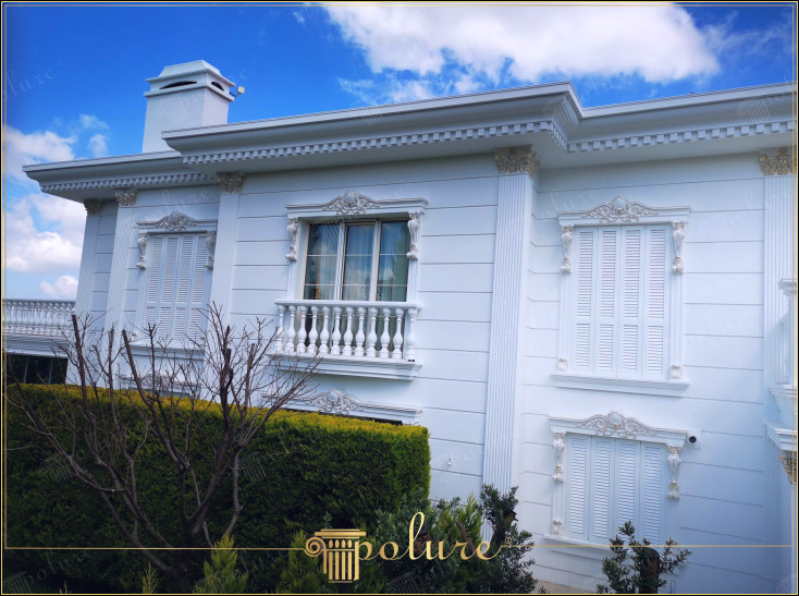 O notă elegantă pentru casa dvs. Decorații exterioare clasice și aplicații cu panouri din poliuretan Design-urile exterioare clasice sunt ideale pentru a oferi vilelor tale un aspect elegant și sofisticat Vila prezentată în imagine oferă un exterior bogat în eleganță și estetică. Creați o compoziție bogată în exterior. În timp ce adaugă adâncime și caracter, acoperirile din poliuretan oferă o textură estetică pentru suprafețele netede ale peretelui. Fiecare dintre aceste elemente este o combinație de materiale moderne și de design tradițional Integritatea vizuală, în special, utilizarea badastrolului aduce estetica în prim-plan în detaliile exterioare, cum ar fi balcoanele și pervazurile. Aceste caracteristici sunt fațade exterioare clasice.