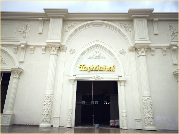 Poliuretan Dış Cephe Dekorasyonu ile Klasik Düğün Salonu Tasarımları ve Fikirleri

Decor Exterior din Poliuretan pentru Săli de Nuntă Clasice - Modele și Idei de Design <p>

<article>
  <h1>Decor Exterior din Poliuretan pentru Săli de Nuntă Clasice - Modele și Idei de Design</h1>
  <p>Organizarea unei nunți este un proces complex care implică numeroase detalii, iar alegerea locației perfecte este esențială. Sălile de nuntă clasice oferă un fundal splendid pentru acest eveniment special, iar decorul exterior joacă un rol crucial în crearea atmosferei dorite. Poliuretanul, datorită versatilității și durabilității sale, a devenit un material preferat pentru decorul exterior al sălilor de nuntă.</p>
  
  <h2>Avantajele Decorului din Poliuretan</h2>
  <p>Decorul din poliuretan oferă o serie de avantaje semnificative:</p>
  <ul>
    <li><strong>Durabilitate:</strong> Rezistă la condiții meteorologice extreme, de la temperaturi ridicate la umiditate și ploaie, asigurând o lungă durată de viață.</li>
    <li><strong>Versatilitate:</strong> Poate fi modelat în diverse forme și stiluri, de la elemente clasice, cum ar fi coloane și capiteli, până la ornamente moderne.</li>
    <li><strong>Ușurință în instalare:</strong> Este mai ușor decât materialele tradiționale, cum ar fi piatra sau lemnul, ceea ce reduce costurile de instalare.</li>
    <li><strong>Întreținere minimă:</strong> Nu necesită vopsire frecventă sau alte tratamente specifice.</li>
  </ul>
  
  <h2>Idei de Design pentru Săli de Nuntă Clasice</h2>
  <p>Iată câteva idei care pot transforma orice sală de nuntă într-un spațiu memorabil:</p>
  <ul>
    <li><strong>Coloane și Arcade:</strong> Adăugarea de coloane și arcade din poliuretan poate crea o intrare grandioasă și un fundal impresionant pentru fotografii.</li>
    <li><strong>Coroane Decorative:</strong> Folosirea de coroane decorative la nivelul acoperișului sau pe pereți adaugă un element de eleganță și rafinament.</li>
    <li><strong>Elemente Faux de Piatră:</strong> Decorurile care imită piatra naturală aduc un aer de autenticitate și robustețe, potrivit pentru temele clasice.</li>
    <li><strong>Balustrade:</strong> Balustradele din poliuretan pot delimita spații exterioare sau pot servi ca elemente decorative în jurul sălii de nuntă.</li>
  </ul>
  
  <p>În concluzie, utilizarea poliuretanului în decorul exterior al sălilor de nuntă clasice oferă o combinație perfectă de estetică, durabilitate și practicitate. Acest material permite realizarea unor designuri complexe, care să satisfacă chiar și cele mai exigente gusturi, asigurând în același timp o întreținere redusă și o durabilitate pe termen lung.</p>
</article>

</p><br><hr></hr>