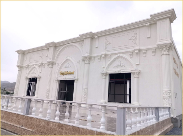 Poliuretan Decor Exterior pentru Săli de Nuntă - Modele și Idei de Design Clasic pentru Decorarea Exterioară a Sălilor de Nuntă <p>

<article>
  <h1>Poliuretan Decor Exterior pentru Săli de Nuntă - Modele și Idei de Design Clasic</h1>
  <section>
    <p>Decorul exterior al sălilor de nuntă este primul element care îi întâmpină pe invitați și creează o impresie inițială memorabilă. Utilizarea poliuretanului ca material în decorarea exterioară a sălilor de nuntă oferă o combinație perfectă între durabilitate, estetică și versatilitate. Acest material modern poate fi modelat într-o varietate de forme și modele, oferind posibilitatea de a crea decorațiuni exterioare sofisticate și elegante, care să se potrivească cu tema clasică a evenimentului.</p>
  </section>
  <section>
    <h2>Modele și Idei de Design</h2>
    <p>Există o multitudine de modele și idei de design care pot fi implementate pentru a conferi sălilor de nuntă un aspect exterior deosebit folosind poliuretanul:</p>
    <ul>
      <li><strong>Coloane Clasice:</strong> Coloanele din poliuretan adaugă o notă de eleganță și rafinament, evocând arhitectura clasică greco-romană.</li>
      <li><strong>Balustrade Decorative:</strong> Balustradele din poliuretan pot încadra spațiile exterioare, oferind un aspect ordonat și clasic.</li>
      <li><strong>Coroane și Frize:</strong> Elementele decorative precum coroanele și frizele pot fi adăugate la fațadele sălilor de nuntă pentru a accentua și îmbogăți designul clasic.</li>
      <li><strong>Statui și Sculpturi:</strong> Sculpturile din poliuretan pot fi folosite pentru a adăuga un punct focal în decorul exterior, fie că este vorba de figuri clasice sau motive romantice.</li>
      <li><strong>Elemente de Iluminat:</strong> Aplicele și candelabrele exterioare din poliuretan pot fi folosite pentru a crea o atmosferă caldă și primitoare la intrarea în sală.</li>
    </ul>
    <p>Alegerea poliuretanului pentru decorul exterior al sălilor de nuntă permite personalizarea în detaliu a designului, oferind libertatea de a crea un spațiu care să reflecte perfect viziunea cuplurilor pentru ziua lor specială.</p>
  </section>
  <section>
    <h2>Beneficiile Poliuretanului în Decorul Exterior</h2>
    <p>Utilizarea poliuretanului în decorul exterior al sălilor de nuntă aduce o serie de beneficii semnificative:</p>
    <ul>
      <li><strong>Rezistență la Intemperii:</strong> Poliuretanul este rezistent la umiditate, variații de temperatură și raze UV, asigurând o durabilitate îndelungată a decorului exterior.</li>
      <li><strong>Ușor de Modelat:</strong> Flexibilitatea materialului permite crearea de forme complexe și detalii fine, ideal pentru designul clasic.</li>
      <li><strong>Ușor de Instalat:</strong> Datorită greutății reduse, elementele decorative din poliuretan sunt ușor de manipulat și instalat, reducând timpul și efortul necesar.</li>
      <li><strong>Mentenanță Redusă:</strong> Suprafețele din poliuretan sunt ușor de curățat și necesită întreținere minimă, păstrându-și aspectul estetic pentru o lungă perioadă de timp.</li>
    </ul>
  </section>
</article>

</p><br><hr></hr>