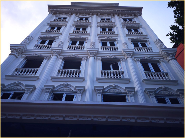 Poliüretan Otel Dış Cephe Süslemeleri ve Klasik Dış Dekorasyon Modelleri ve Fikirleri
Decorațiuni Exterioare din Poliuretan pentru Hoteluri și Modele de Decorație Exterioară Clasică - Idei și Exemple <p>
<h1>Decorațiuni Exterioare din Poliuretan pentru Hoteluri și Idei de Decorație Exterioară Clasică</h1>
<p>În lumea designului de exterior, poliuretanul își face loc rapid ca material preferat pentru decorațiunile exterioare ale hotelurilor, oferind o combinație perfectă între durabilitate, estetică și versatilitate. Aceste decorațiuni din poliuretan adaugă o notă de eleganță și rafinament, transformând orice fațadă de hotel într-o operă de artă.</p>
<h2>Idei de Decorație Exterioară Clasică</h2>
<p>Modelele clasice de decorație exterioară aduc un omagiu arhitecturii tradiționale, îmbinând elemente decorative sofisticate cu linii curate și proporții armonioase. Iată câteva idei și exemple care pot inspira proprietarii de hoteluri în alegerea decorului exterior:</p>
<ul>
<li><strong>Coloane și Pilastri din Poliuretan:</strong> Imitând marmura sau piatra, coloanele și pilastrii adaugă un aer de nobilime și grandiozitate fațadelor hotelurilor.</li>
<li><strong>Coroane și Frize Decorative:</strong> Aceste elemente decorative se montează la intersecția dintre pereți și acoperiș, oferind un finisaj elegant și detaliat.</li>
<li><strong>Console și Brâuri Ornamentale:</strong> Utilizate pentru a îmbogăți aspectul ferestrelor și al ușilor, consolele și brâurile adaugă profunzime și caracter fațadei.</li>
<li><strong>Balustrade din Poliuretan:</strong> Oferă siguranță și stil balcoanelor și teraselor, îmbinând utilul cu plăcutul.</li>
</ul>
<h2>Avantajele Utilizării Poliuretanului în Decorațiunile Exterioare</h2>
<p>Poliuretanul oferă numeroase avantaje în designul exterior, printre care:</p>
<ul>
<li><strong>Rezistență la Intemperii:</strong> Materialul este impermeabil și rezistent la variații de temperatură, asigurând o durabilitate îndelungată.</li>
<li><strong>Ușurința în Instalare:</strong> Datorită greutății reduse comparativ cu materialele tradiționale, elementele decorative din poliuretan sunt ușor de instalat, reducând timpul și costurile.</li>
<li><strong>Versatilitate în Design:</strong> Poliuretanul poate fi modelat într-o varietate largă de forme și stiluri, oferind libertate deplină în crearea designurilor personalizate.</li>
<li><strong>Întreținere Redusă:</strong> Spre deosebire de lemn sau piatră, poliuretanul nu necesită vopsire frecventă sau alte tratamente de întreținere.</li>
</ul>
<p>Adoptând decorațiuni exterioare din poliuretan pentru hoteluri, proprietarii pot beneficia de un echilibru perfect între estetică, funcționalitate și durabilitate, asigurându-se că fațada lor va impresiona și va rezista testul timpului.</p>
</p><br><hr></hr>