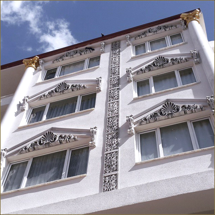 Poliuretan pentru Fațade Exterioare Clădiri - Modele de Decor Clasic Hotelier: Idei și Exemple de Design <p>

    <h1>Poliuretan pentru Fațade Exterioare Clădiri - Modele de Decor Clasic Hotelier: Idei și Exemple de Design</h1>
    <p>În lumea designului de clădiri hoteliere, utilizarea poliuretanului pentru fațade exterioare a devenit o soluție tot mai populară datorită versatilității și durabilității sale. Acest material oferă un aspect estetic plăcut, fiind ideal pentru crearea unor modele de decor clasic hotelier. În continuare, vom explora câteva idei și exemple de design care pot transforma orice clădire hotelieră.</p>
    
    <h2>Avantajele Utilizării Poliuretanului</h2>
    <p>Poliuretanul se remarcă prin câteva avantaje cheie:</p>
    <ul>
        <li><strong>Rezistența la intemperii:</strong> Este capabil să reziste la variații mari de temperatură, umiditate și alte condiții meteorologice.</li>
        <li><strong>Ușurința în instalare:</strong> Poate fi modelat în diverse forme și dimensiuni, facilitând adaptarea la orice design arhitectural.</li>
        <li><strong>Aspect estetic variat:</strong> Poliuretanul poate imita materiale precum lemnul, piatra sau metalul, oferind o mare flexibilitate în design.</li>
    </ul>
    
    <h2>Idei de Design pentru Fațade</h2>
    <p>Pentru a crea un aspect clasic și elegant al fațadelor exterioare ale clădirilor hoteliere, iată câteva idei de design:</p>
    <ol>
        <li><strong>Elemente Arhitecturale Clasice:</strong> Colțuri, cornișe și cadre de ferestre realizate din poliuretan pot adăuga profunzime și caracter fațadei.</li>
        <li><strong>Imitații de Materiale Naturale:</strong> Utilizarea poliuretanului pentru a imita piatra sau lemnul poate aduce un plus de eleganță, fără costurile și întreținerea asociate cu materialele naturale.</li>
        <li><strong>Decorațiuni Fanteziste:</strong> Elemente decorative precum rozete, medaloane sau frize pot fi integrate în designul fațadei pentru a-i oferi un caracter unic.</li>
    </ol>
    
    <h2>Exemple de Design</h2>
    <p>Pentru a inspira proiectele viitoare, iată câteva exemple de design care au folosit poliuretanul pentru a transforma fațadele exterioare ale clădirilor hoteliere:</p>
    <ul>
        <li>Un hotel de lux cu elemente clasice precum coloane și cornișe elaborate, toate realizate din poliuretan.</li>
        <li>Un boutique hotel care folosește poliuretan pentru a crea un aspect rustic, imitând lemnul vechi pe fațada exterioară.</li>
        <li>Un hotel modern care îmbină elemente de poliuretan pentru a crea jocuri de texturi și umbre pe fațada exterioară, oferind un aspect contemporan și atrăgător.</li>
    </ul>
    
    <p>Utilizarea poliuretanului în designul fațadelor exterioare ale clădirilor hoteliere oferă o combinație perfectă între estetică, durabilitate și versatilitate. Prin explorarea ideilor și a exemplelor prezentate, se pot crea spații hoteliere cu adevărat remarcabile și atrăgătoare.</p>

</p><br><hr></hr>