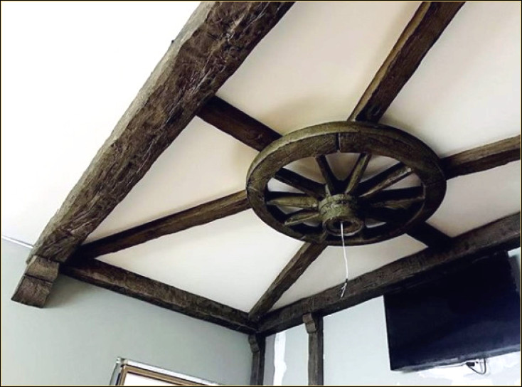 Poliuretan Kütük Kiriş Modelleri - Ahşap Dokusu İle İç Dekorasyon Fikirleri ve Tasarımları
Poliuretan Bârne Modeluri - Textura Lemnului Pentru Idei și Designuri de Decor Interior <p>
<h1>Poliuretan Bârne Modeluri - Textura Lemnului Pentru Idei și Designuri de Decor Interior</h1>
<p>În lumea designului interior, căutarea unor modalități inovatoare și estetice de a îmbunătăți spațiile de locuit este constantă. O soluție elegantă și practică este utilizarea modelelor de bârne din poliuretan care imită textura lemnului. Aceste elemente decorative combină frumusețea naturală a lemnului cu durabilitatea și flexibilitatea poliuretanului, oferind o varietate de opțiuni pentru îmbogățirea decorului interior.</p>
<h2>Avantajele Folosirii Bârnelor din Poliuretan</h2>
<ul>
<li><strong>Ușurința în instalare:</strong> Spre deosebire de lemnul masiv, bârnele din poliuretan sunt mult mai ușoare, făcându-le ușor de manipulat și instalat.</li>
<li><strong>Rezistență la factori externi:</strong> Materialul poliuretan este rezistent la umiditate, mucegai și dăunători, asigurând o durată de viață lungă a produselor.</li>
<li><strong>Versatilitate în design:</strong> Datorită tehnologiei de fabricație, bârnele din poliuretan pot fi create într-o varietate de forme, dimensiuni și texturi, imitând diferite tipuri de lemn.</li>
<li><strong>Costuri reduse:</strong> Comparativ cu lemnul autentic, bârnele din poliuretan sunt o alternativă mai accesibilă, fără a compromite aspectul estetic.</li>
</ul>
<h2>Idei de Decor cu Bârne din Poliuretan</h2>
<p>Există numeroase moduri în care puteți integra bârnele din poliuretan în designul interior al casei dumneavoastră. Iată câteva idei:</p>
<ul>
<li>Crearea unui accent rustic pe tavan cu bârne transversale.</li>
<li>Îmbogățirea aspectului unui semineu cu un cadru decorativ din bârne.</li>
<li>Utilizarea bârnelor ca elemente de design pe pereți, pentru a adăuga textură și profunzime încăperii.</li>
<li>Încadrarea ușilor sau ferestrelor pentru un plus de caracter.</li>
</ul>
<p>În concluzie, bârnele din poliuretan reprezintă o soluție excelentă pentru cei care doresc să adauge un element de naturalețe și căldură spațiilor interioare, fără a se confrunta cu întreținerea greoaie sau costurile ridicate ale lemnului natural. Cu opțiunile variate disponibile, este ușor să găsiți stilul perfect care să se potrivească decorului dumneavoastră interior.</p>
</p><br><hr></hr>