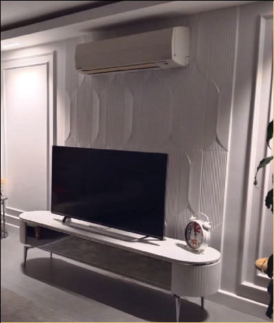 Decorarea sufrageriei din spatele televizorului cu panou de perete din poliuretan Idei de decorare în spatele televizorului cu panouri de perete din poliuretan în camere de zi Camerele de zi sunt una dintre părțile caselor noastre în care ne petrecem cea mai mare parte a timpului și găzduim oaspeții. Prin urmare, este important să se asigure un echilibru între estetică și funcționalitate în decorarea camerei de zi. În special, decorarea elegantă și atrăgătoare a zonelor în care sunt amplasate obiecte mari și atrăgătoare, cum ar fi televizoarele, afectează atmosfera generală a încăperii. Panourile de perete din poliuretan sunt o optiune ideala pentru decorarea peretelui din spatele televizorului, oferind in acest moment solutii atat moderne cat si elegante in decorarea livingului. Ce sunt panourile de perete din poliuretan? Panourile de perete din poliuretan sunt elemente decorative de acoperire a peretelui cu diverse modele și texturi produse din material poliuretanic cunoscut pentru structura sa ușoară și durabilă. Aceste panouri sunt mai ușoare și mai ușor de instalat decât elementele tradiționale de decor din lemn, piatră sau ipsos. În același timp, panourile din poliuretan sunt de lungă durată și ușor de întreținut, deoarece au rezistență ridicată la căldură și umiditate. Avantajele panourilor din poliuretan în spatele televizorului Aspectul estetic Panourile de perete din spatele televizorului oferă sufrageriei un aspect modern și elegant. Poate transforma suprafețele plane și simple de pe perete într-o operă de artă izbitoare. Textura 3D Modelele 3D reliefate pe panourile de poliuretan creează adâncime și dimensiune pe perete. Schimbă percepția asupra lățimii încăperii creând o senzație Aplicare Ușoară Cu structura sa ușoară, aceste panouri sunt destul de ușor de aplicat Poate fi montat în zona dorită într-un timp scurt și nu necesită vopsea sau manoperă specială Designuri personalizabile Panourile din poliuretan sunt oferite cu diferite modele și opțiuni de culoare. Acest lucru facilitează alegerea care se potrivește stilului general de decor al sufrageriei Cum să utilizați panourile din poliuretan în decor În spatele televizorului Abordare minimalistă Dacă preferați un aspect simplu și elegant, poliuretanul panourile în tonuri de alb și cu modele simple pot fi o alegere ideală Acoperirea peretelui cu un panou alb simplu, ca în exemplul din imagine, scoate în evidență televizorul, oferind în același timp încăperii un aspect spațios Atingeri artistice Dacă doriți să creați o atmosferă mai artistică în camera dvs., puteți prefera panouri din poliuretan cu modele în relief și complexe Astfel, peretele din spatele televizorului poate da aerul unei galerii de artă Accent cu Iluminare Puteți face ca modelele de pe perete să iasă mai mult în evidență prin plasarea reflectoare pe panourile din poliuretan din spatele televizorului Acest tip de iluminare creează o atmosferă caldă și plăcută în cameră, mai ales la orele de seară. decorul De exemplu, un televizor cu detalii albe și metalice ca în imagine poate obține o armonie perfectă cu panourile din poliuretan în tonuri de alb. Întreținerea panourilor din poliuretan Unul dintre cele mai mari avantaje ale panourilor din poliuretan este că sunt ușor de întreținut. Praful și murdăria pot fi șters cu ușurință cu o cârpă umedă, asigurându-se că aceste panouri arată ca prima zi timp de mulți ani. În plus, deoarece sunt rezistente la zgârieturi sau impact, sunt o alegere ideală în zonele frecvent utilizate, cum ar fi camerele de zi. Concluzie: Panourile de perete din poliuretan sunt o optiune foarte atractiva pentru cei care doresc sa aduca o nota eleganta si estetica in spatele televizorului in decorul sufrageriei. Aceste panouri, care se pot adapta stilurilor moderne și clasice de decorare atât cu ușurința în aplicare, cât și cu bogăția vizuală pe care o oferă, vor adăuga inovație camerelor dvs. de zi. Iti poti duce decorul la nivelul urmator aducand cea mai populara zona a casei tale impreuna cu eleganta panourilor din poliuretan.